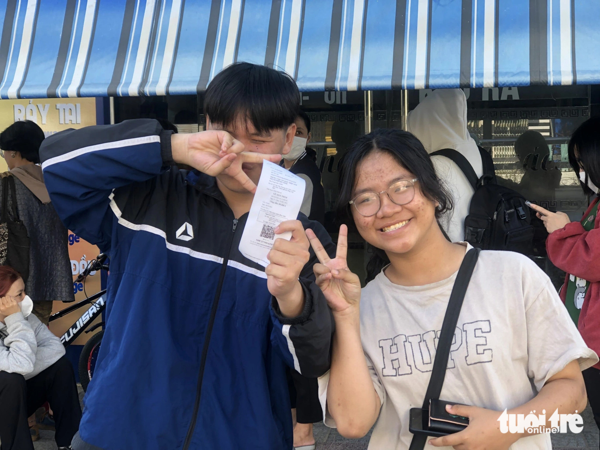 ប្រជាជនទីក្រុង Da Nang ភ្ញាក់ផ្អើលជាមួយនឹងទិដ្ឋភាពនៃមនុស្សតម្រង់ជួរក្រោមពន្លឺថ្ងៃដើម្បីទិញសំបុត្រទស្សនារឿង Dao, Pho និង Piano - រូបថតទី 5 ។ Nhiều bạn trẻ xếp hàng từ trưa tới chiều để sở hữu vé suất chiếu sớm nhất - Ảnh: MỸ DUNG