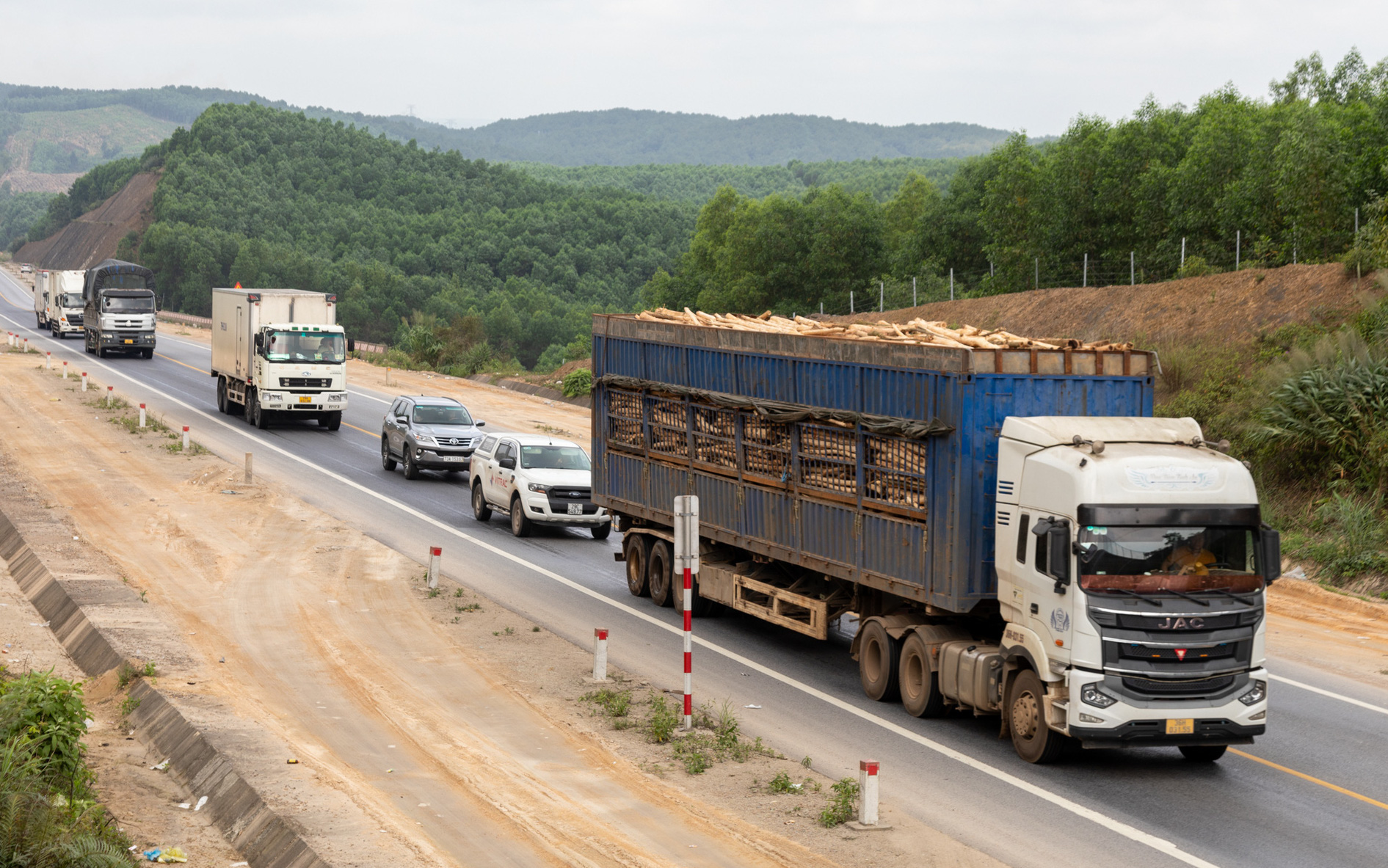 Xe tải chạy như rùa bò trên cao tốc Cam Lộ - La Sơn- Ảnh 7. Xe container
