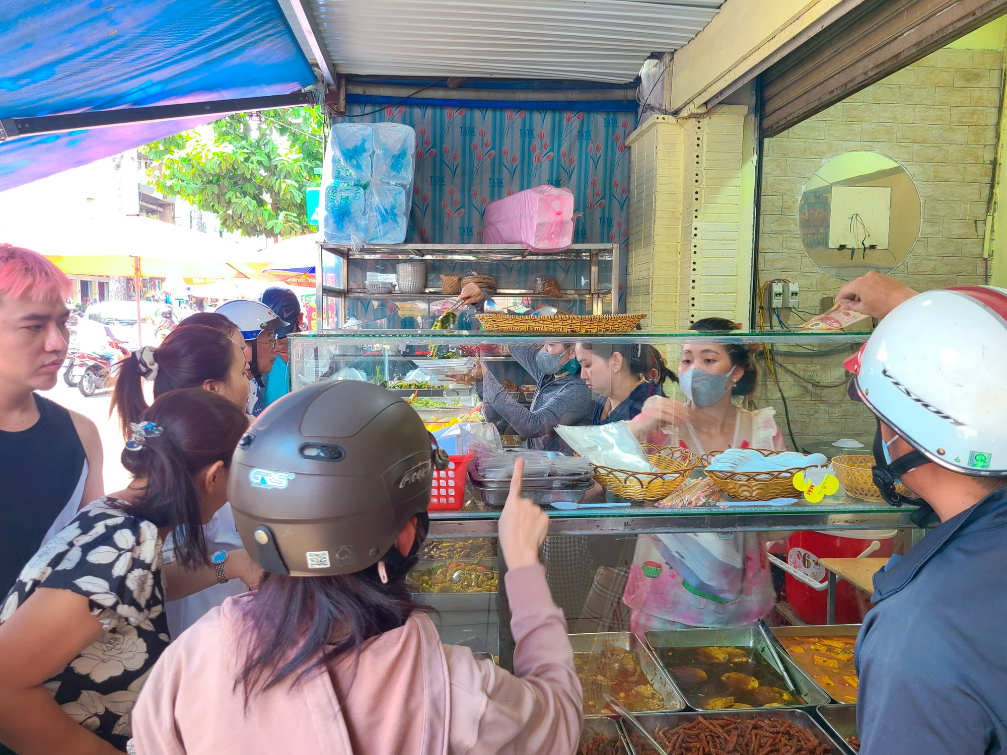 Một quán ăn chay trên đường Nguyễn Huy Tự (quận 1) kín khách từ trong ra ngoài, thực khách phải đợi đến 5 - 10 phút để được phục vụ - Ảnh: NHẬT XUÂN