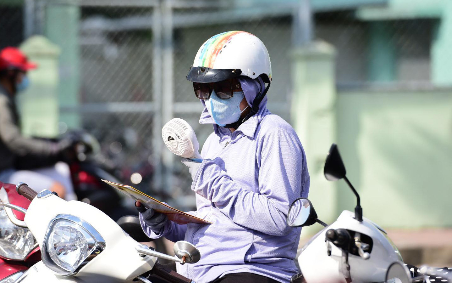 Nam Bộ nắng nóng gay gắt 20 ngày liên tục là bất thường- Ảnh 2. Nắng nóng ở TP.HCM ngày càng gay gắt