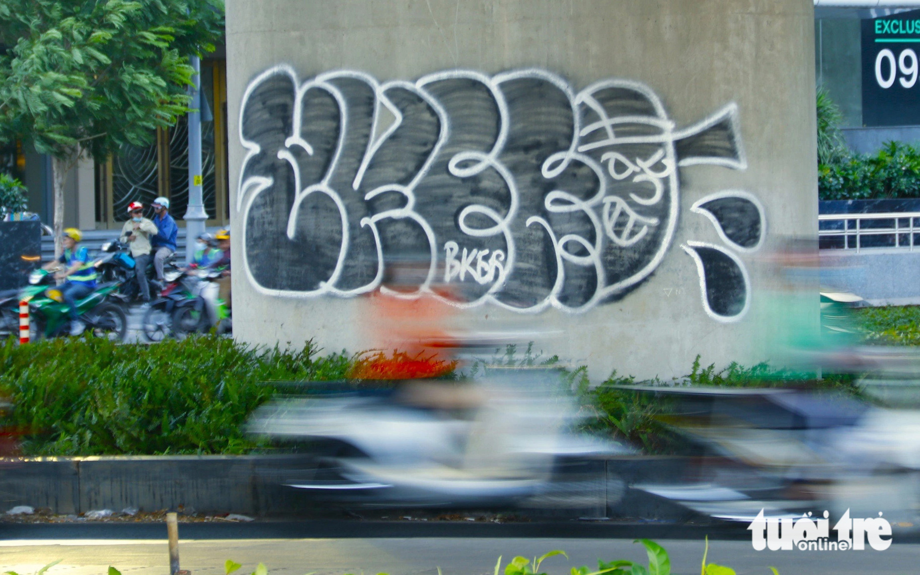 Graffiti bừa bãi, nhếch nhác ở bãi biển Đà Nẵng- Ảnh 8. Cầu Ba Son lại nhếch nhác hình vẽ bậy