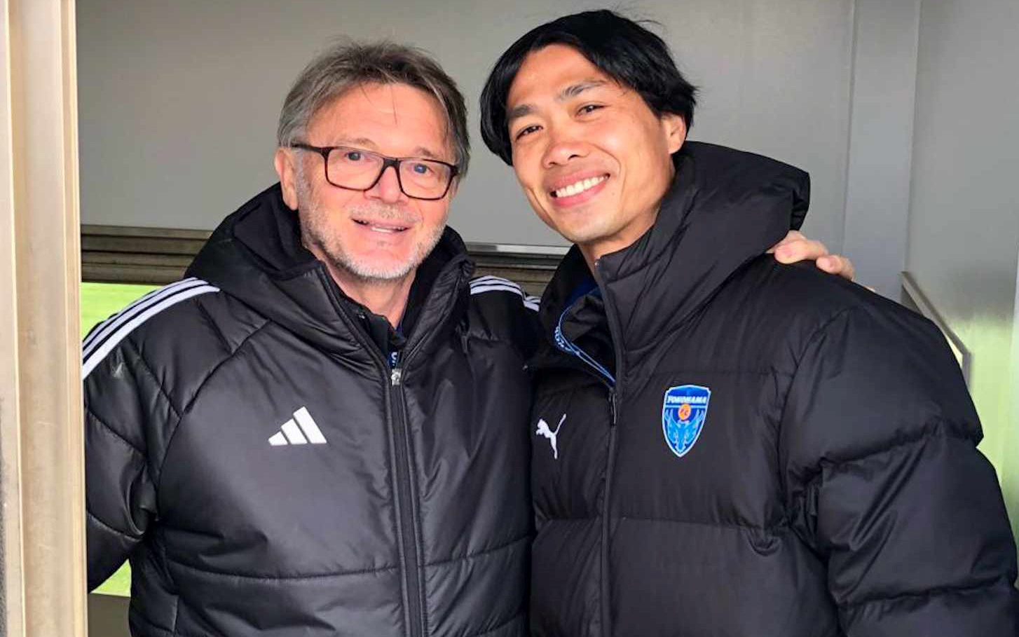 Đội tuyển U23 Việt Nam có quyền HLV trưởng người Morocco- Ảnh 3. HLV Philippe Troussier đến Nhật Bản xem Công Phượng thi đấu và gặp riêng