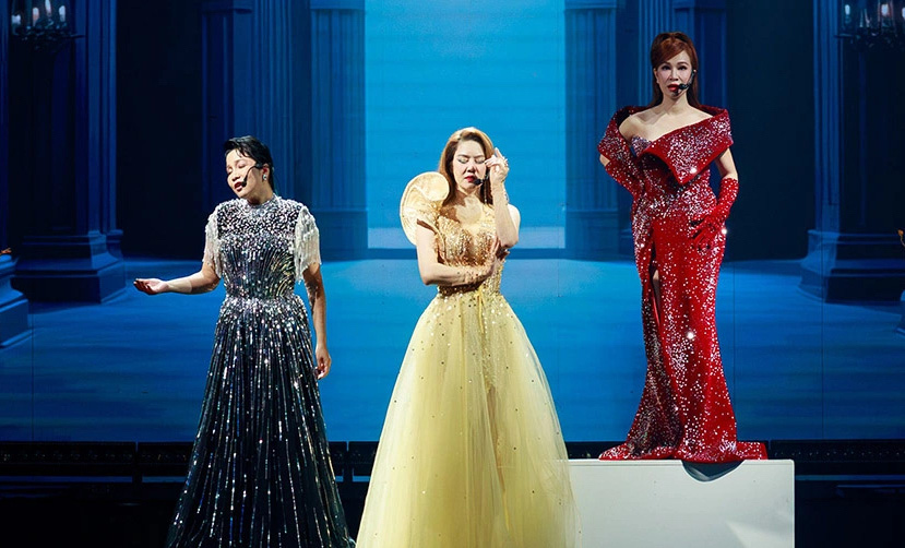 Από αριστερά προς τα δεξιά: Η Λινχ μου, η Θου Φουόνγκ, η Ουγιέν Λινχ στην παράσταση  Từ trái qua: Mỹ Linh, Thu Phương, Uyên Linh trong chương trình Chị đẹp đạp gió rẽ sóng - Ảnh: BTC