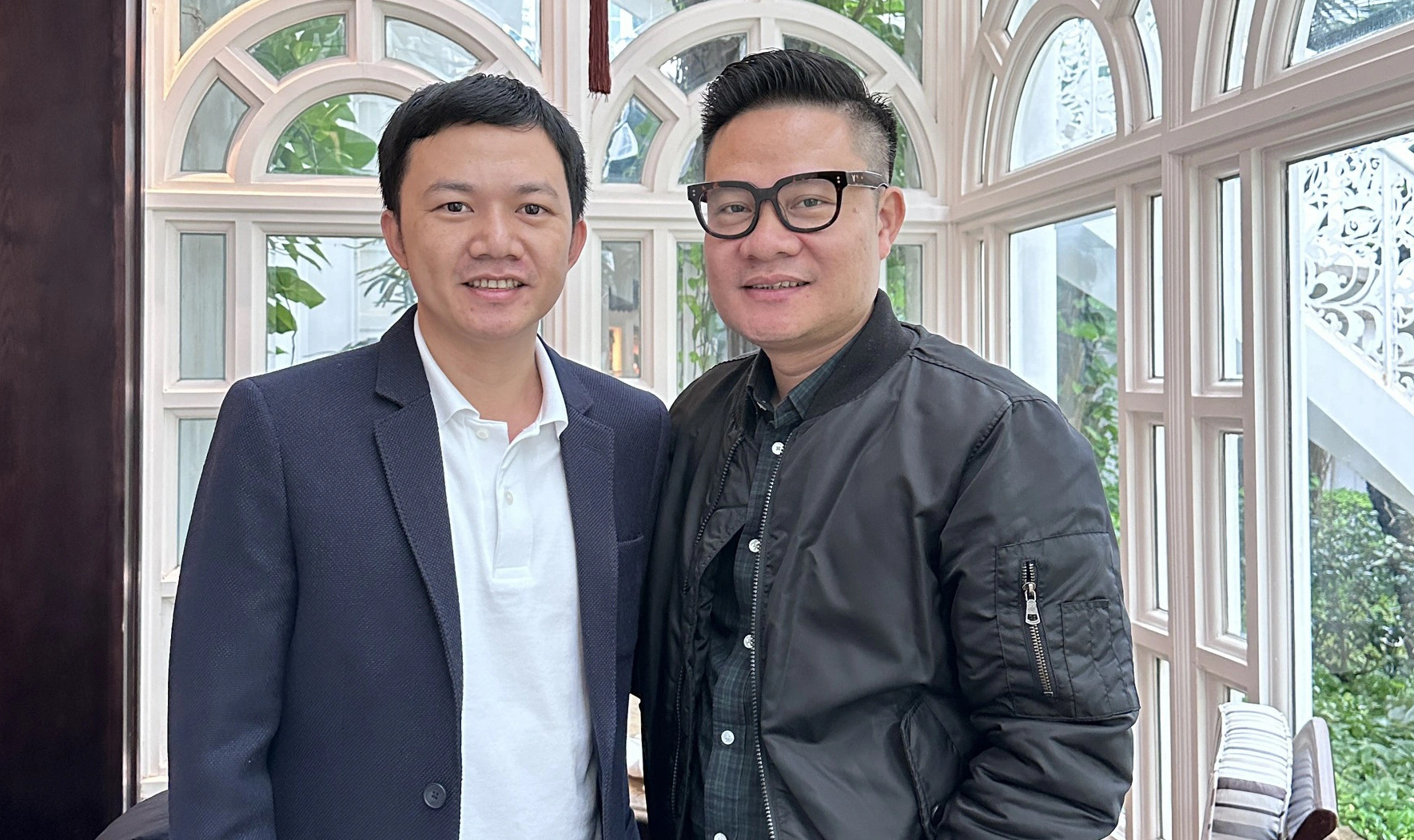 Artista Hoang Tung (capa à direita) e músico Nguyen Ba Hung - Foto: NVCC Nghệ sĩ Hoàng Tùng (bìa phải) và nhạc sĩ Nguyễn Bá Hùng - Ảnh: NVCC