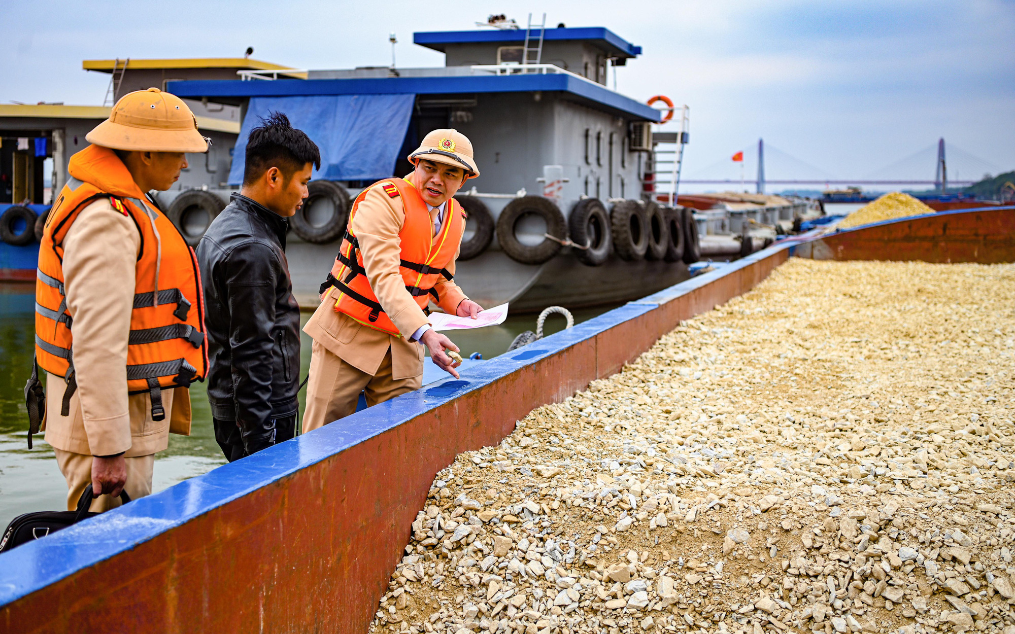Xử phạt tài xế xe buýt có nồng độ cồn do uống từ đêm trước- Ảnh 2. Cảnh sát giao thông đo nồng độ cồn người lái tàu trên tuyến sông Hồng