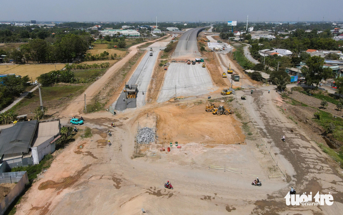Thiếu cát đến khi nào?- Ảnh 2. Cao tốc Bến Lức - Long Thành muốn bứt tốc về đích nhưng thiếu cát