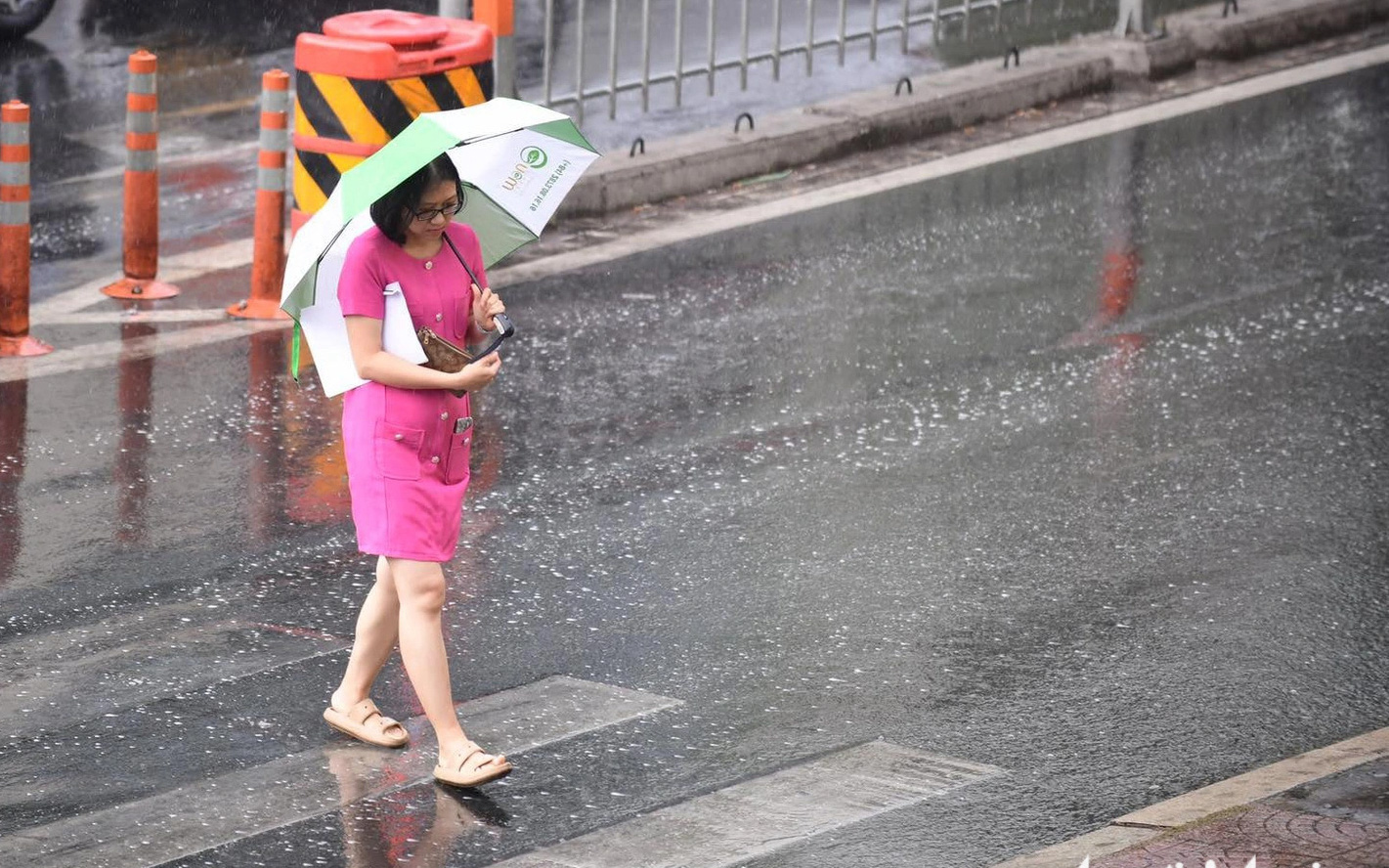Nhiều người té ngã trên cầu Sài Gòn sau cơn mưa 'giải nhiệt'- Ảnh 4. TP.HCM có mưa giải nhiệt sau hơn 20 ngày nắng như đổ lửa