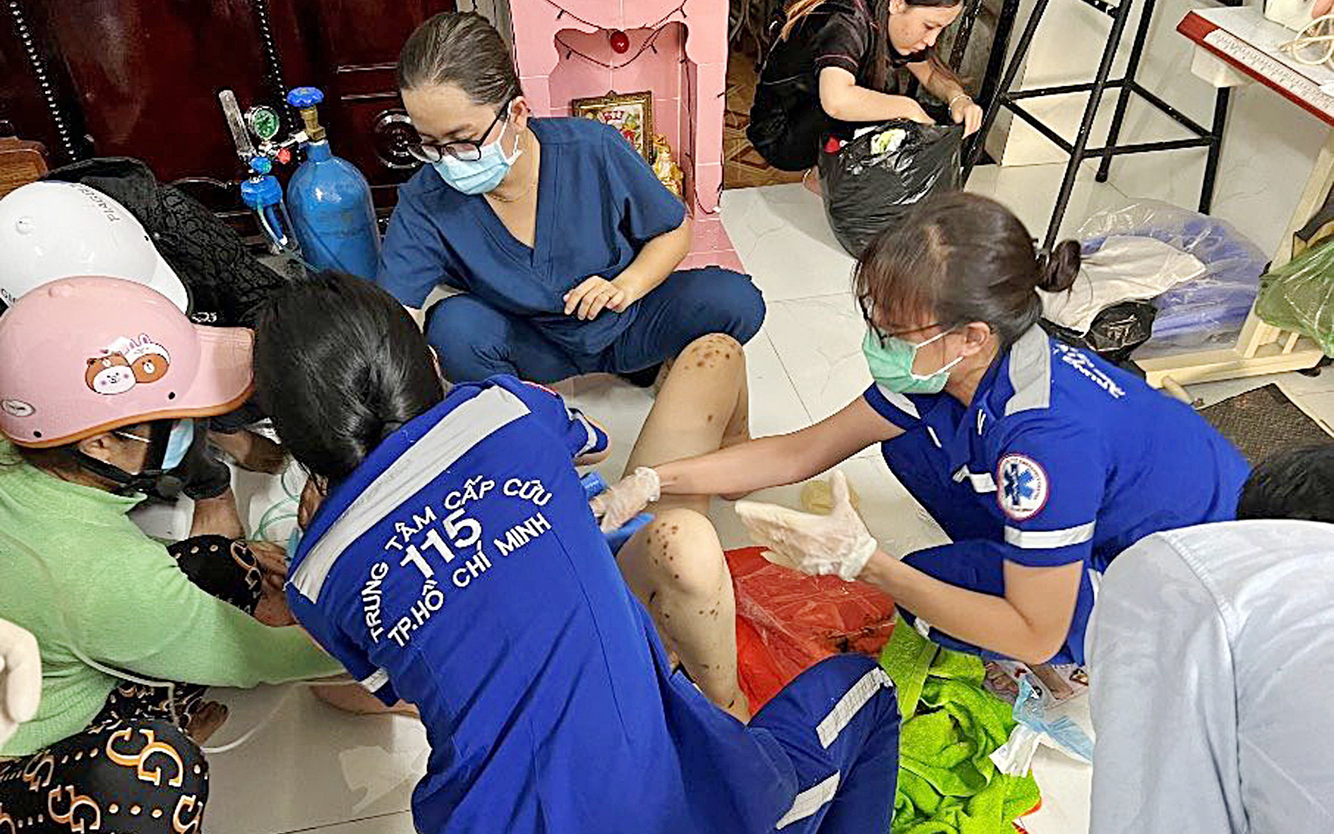 Biệt đội lái xe cấp cứu lặng thầm 'làm dâu trăm họ' - Ảnh 3.