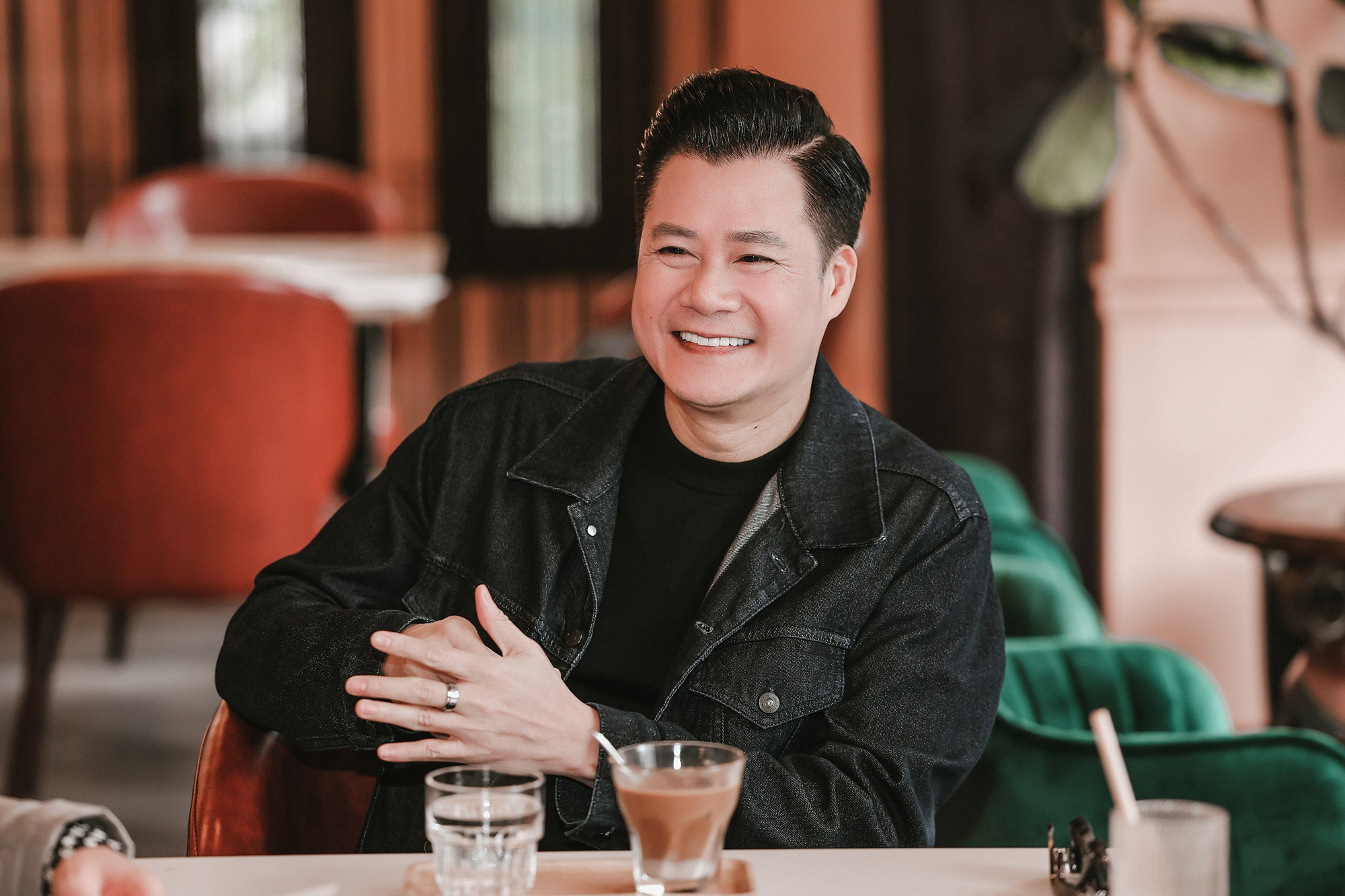 Şarkıcı Quang Dung, annesi ve kız kardeşiyle bekar hayatından çok mutlu olduğunu söyledi - Fotoğraf: HOA NGUYEN Ca sĩ Quang Dũng cho biết đang rất hạnh phúc với cuộc sống độc thân bên mẹ và chị gái - Ảnh: HÒA NGUYỄN