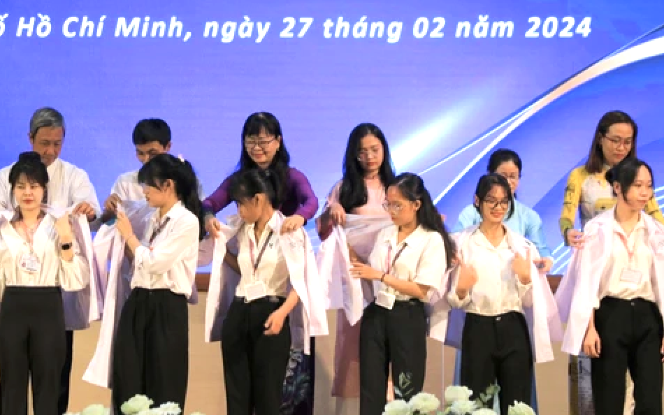 Nụ cười của thầy thuốc là niềm hy vọng cho người bệnh- Ảnh 2. Khoác blouse trắng cho hơn 550 sinh viên y khoa trong Ngày Thầy thuốc Việt Nam