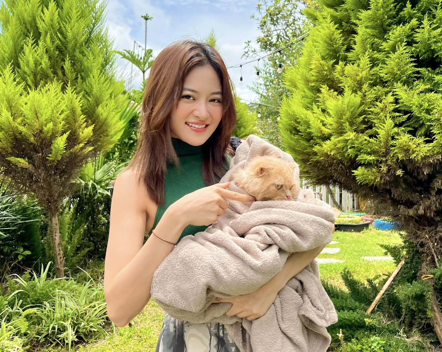 ភាពរីករាយរបស់ Thuy Anh កំពុងមើលថែ និងលេងជាមួយឆ្មា - រូបថត៖ NVCC Niềm vui của Thùy Anh là chăm sóc và chơi với mèo - Ảnh: NVCC