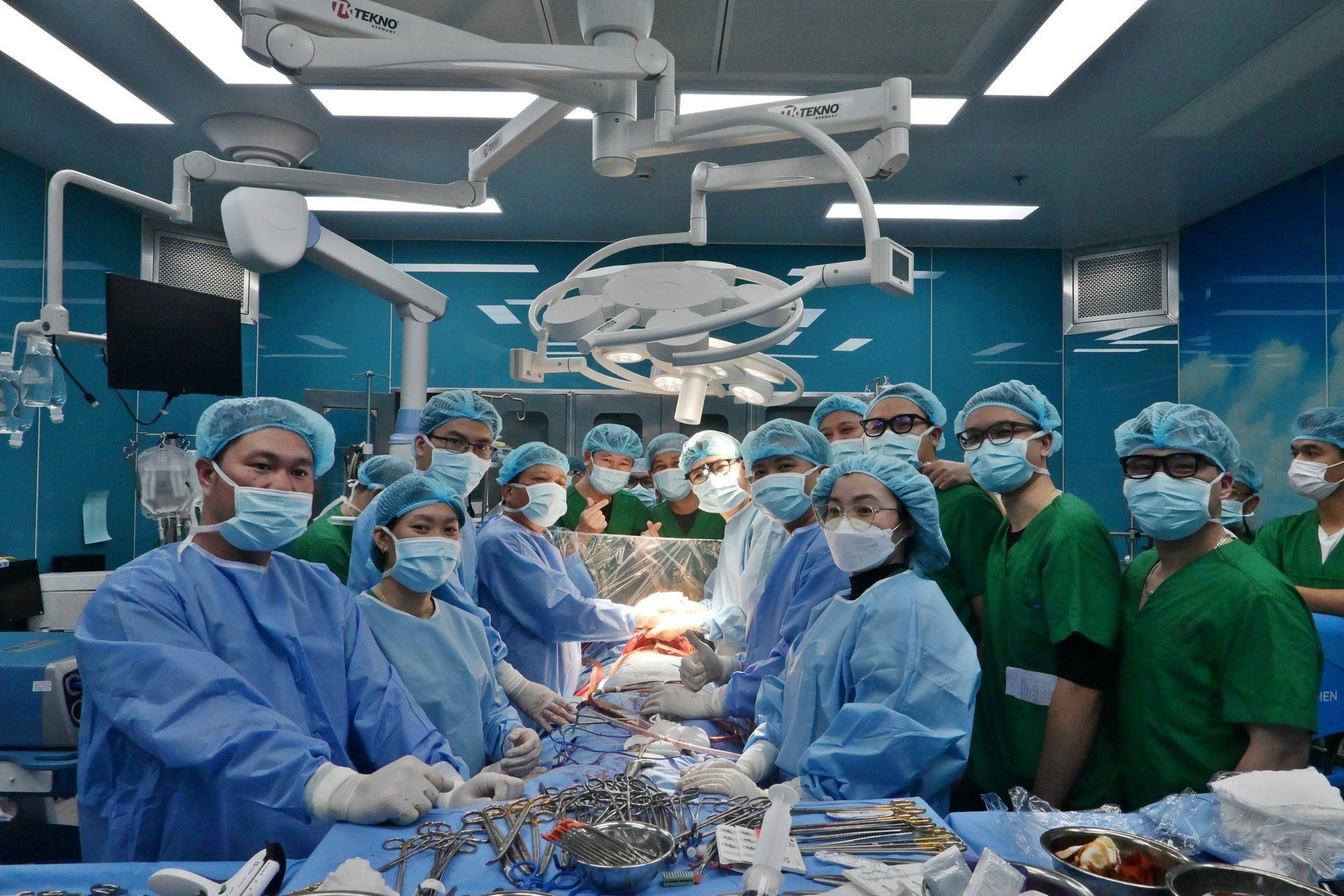 Cô gái 21 tuổi hồi sinh thần kỳ sau ca ghép phổi chiều 30 Tết- Ảnh 2. Bệnh nhân đã được quản lý, theo dõi tại Bệnh viện Phổi trung ương từ năm 2020 và chờ ghép phổi từ vài tháng nay. Bác sĩ bệnh viện thường xuyên khám cho cô trong quá trình hồi phục hiện nay.