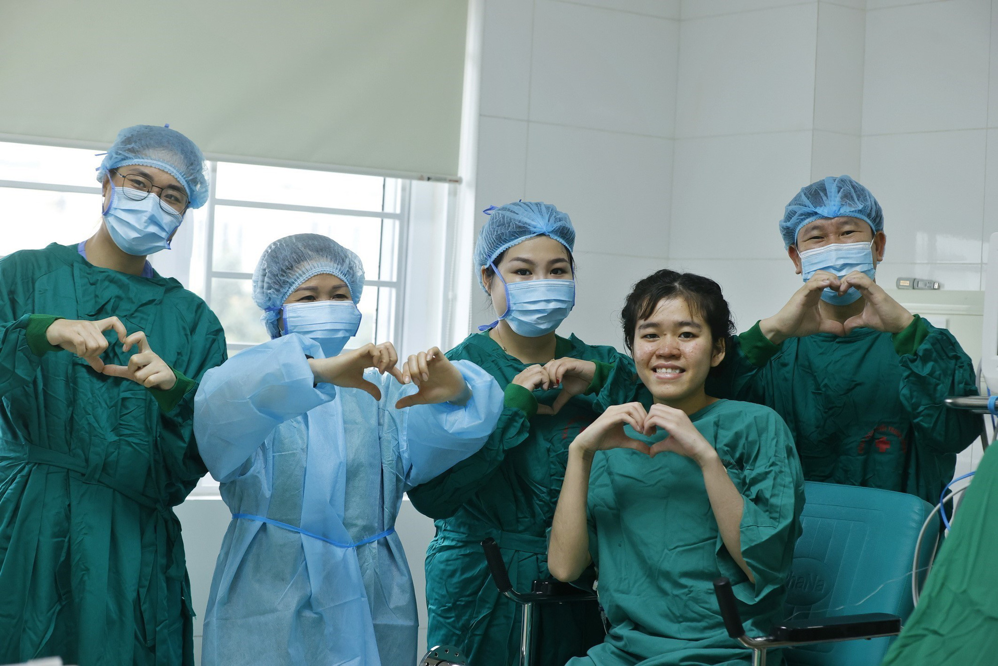 Cô gái 21 tuổi hồi sinh thần kỳ sau ca ghép phổi chiều 30 Tết- Ảnh 3. Ca ghép phổi hồi sinh sự sống cho cô gái trẻ thêm một lần nữa khẳng định trình độ, tay nghề của các bác sĩ Việt Nam trong việc chinh phục các kỹ thuật đỉnh cao ở lĩnh vực ghép tạng