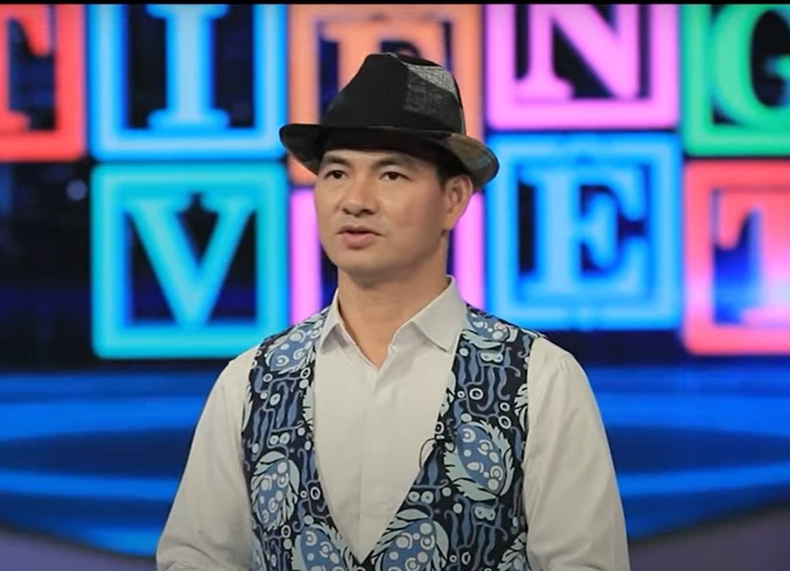 Umělec Xuan Bac nadále moderuje herní show King of Vietnamese, 3. série - Foto: VTV Nghệ sĩ Xuân Bắc tiếp tục dẫn game show Vua tiếng Việt mùa 3 - Ảnh: VTV