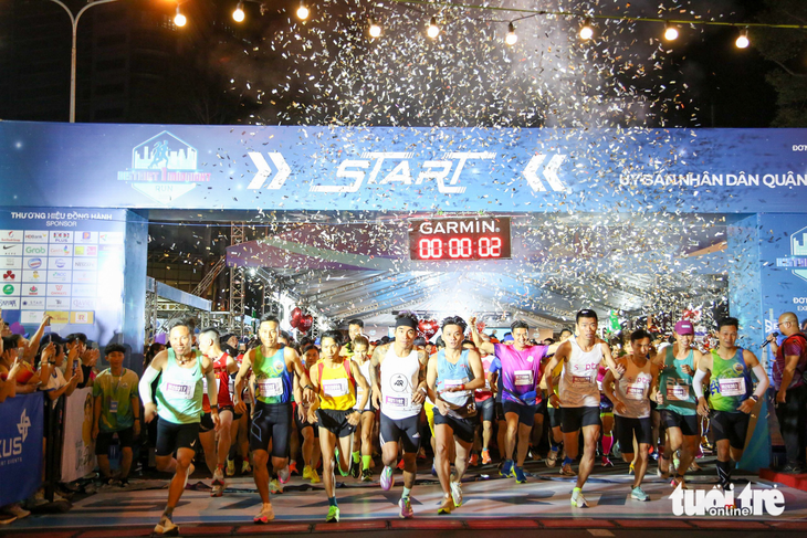 ผู้คนเข้าร่วมการแข่งขันวิ่งตอนกลางคืนในใจกลางนครโฮจิมินห์ ในเดือนมีนาคม 2023 - ภาพถ่าย: PHUONG QUANYEN
