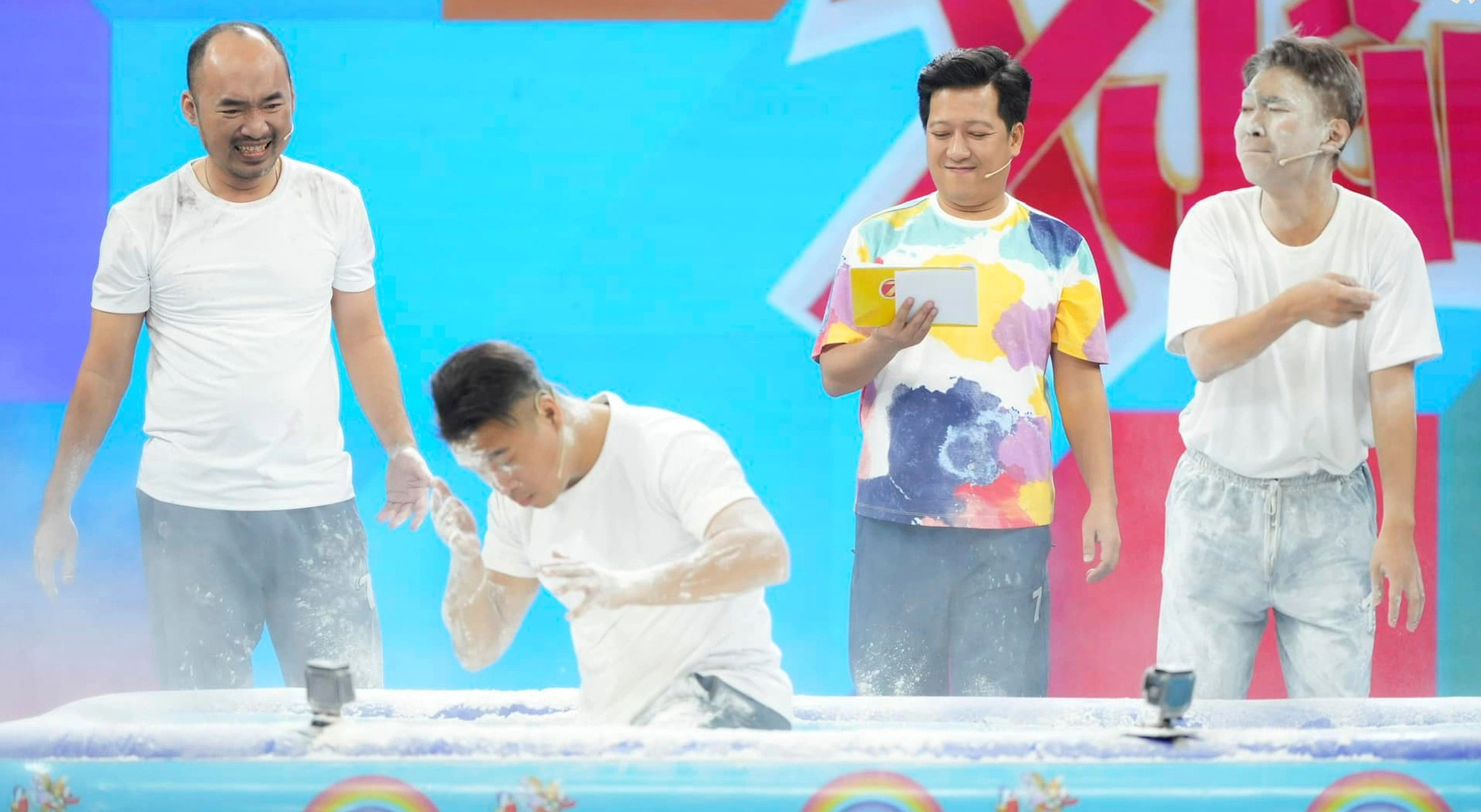 Trương Thế Vinh (thứ hai, từ trái qua) cùng các nghệ sĩ trong  Trương Thế Vinh (thứ hai, từ trái qua) cùng các nghệ sĩ trong