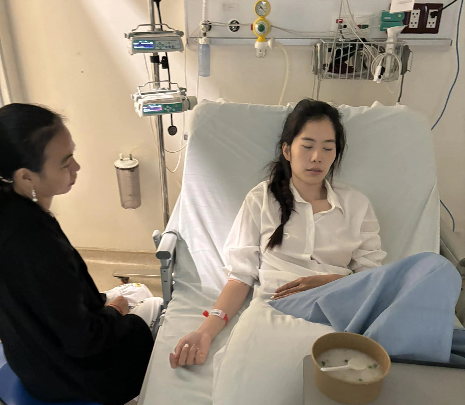 Nam Em, nefes almada zorluk belirtileri nedeniyle acil bakım için hastaneye kaldırıldı - Fotoğraf: Karakterin Facebook'u Nam Em nhập viện cấp cứu vì có dấu hiệu khó thở - Ảnh: Facebook nhân vật