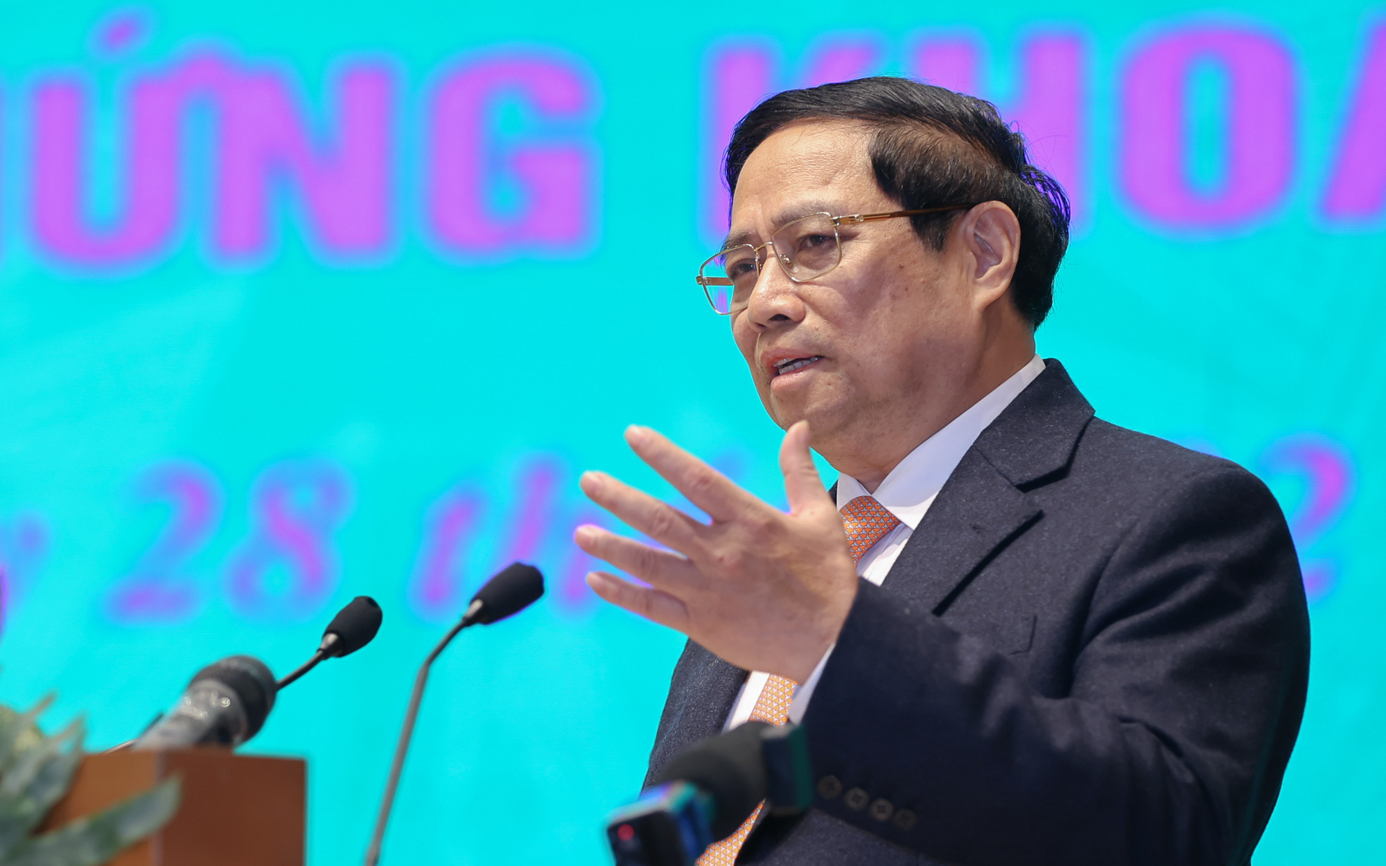 Giải mã 'hiện tượng' VN-Index cao nhất 18 tháng, sắc xanh ngập tràn- Ảnh 3. Thủ tướng: