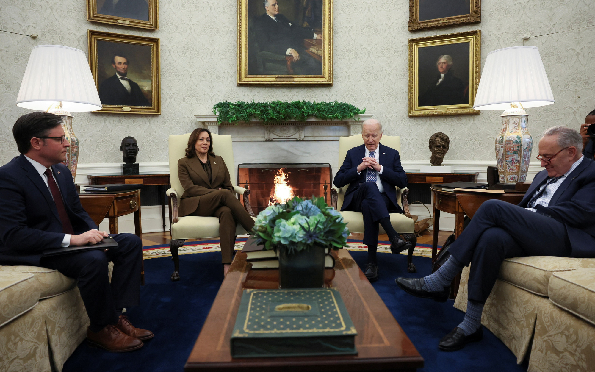 Ông Biden ký sắc lệnh ngừng bán dữ liệu cá nhân nhạy cảm cho Trung Quốc, Nga- Ảnh 2. Ông Biden họp với lãnh đạo lưỡng viện Mỹ: Vẫn bất đồng về viện trợ Ukraine