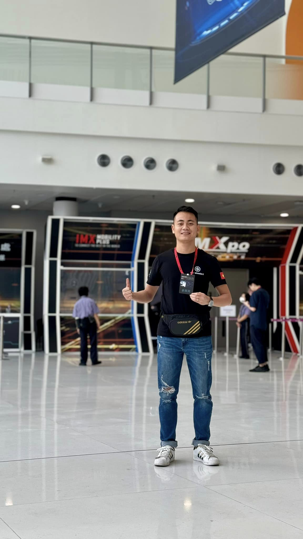 Mang xe gỗ đi triển lãm quốc tế, ông bố Bắc Ninh mừng khi tay nghề thợ Việt được đánh giá cao- Ảnh 13. Mang xe gỗ đi triển lãm quốc tế, ông bố Bắc Ninh mừng khi tay nghề thợ Việt được đánh giá cao- Ảnh 13.
