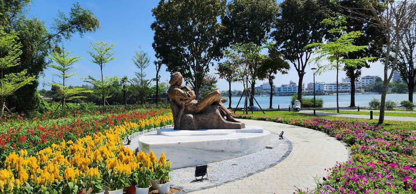 משפחתה של טרין קונג סון מגיבה לפסל של טרין קונג סון נועל נעליים ויושב בעמדה מספר חמש בהואה - תמונה 2. Tượng Trịnh Công Sơn đặt ở công viên Trịnh Công Sơn, nằm bên bờ sông Hương thơ mộng