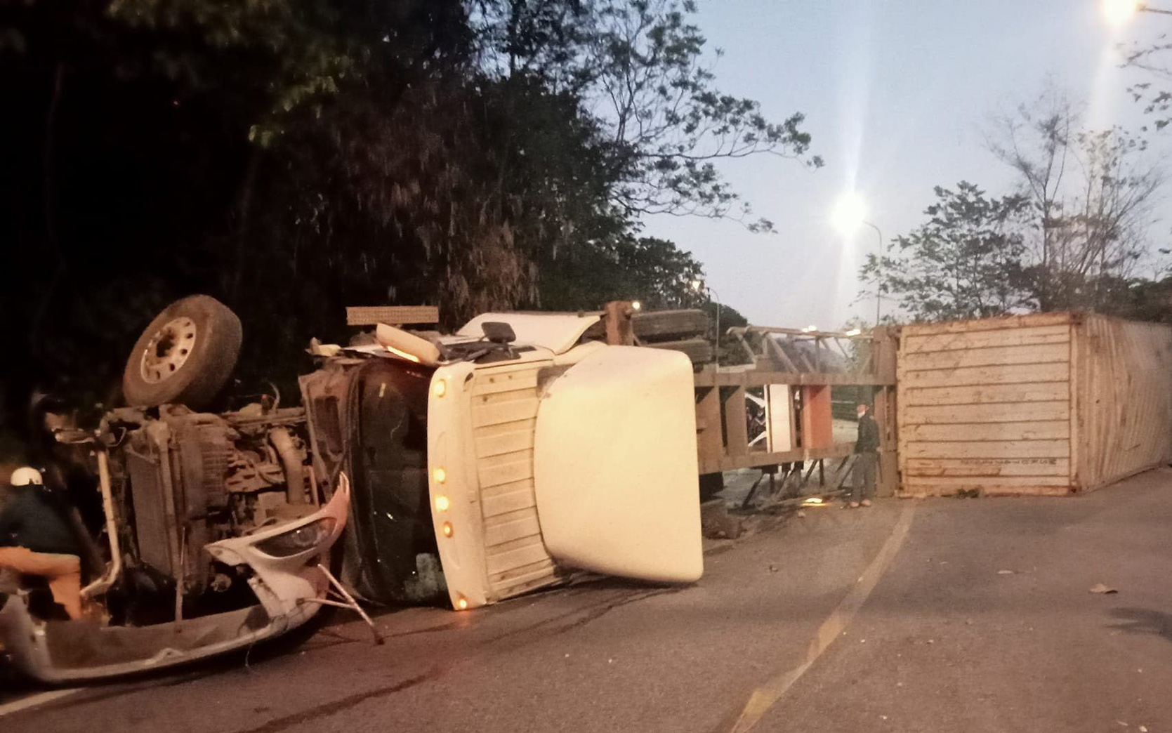 Xe khách lấn làn, tông chết du khách trên đèo Bảo Lộc- Ảnh 2. Container lật chắn ngang đường, đèo Bảo Lộc đi lại rất khó khăn