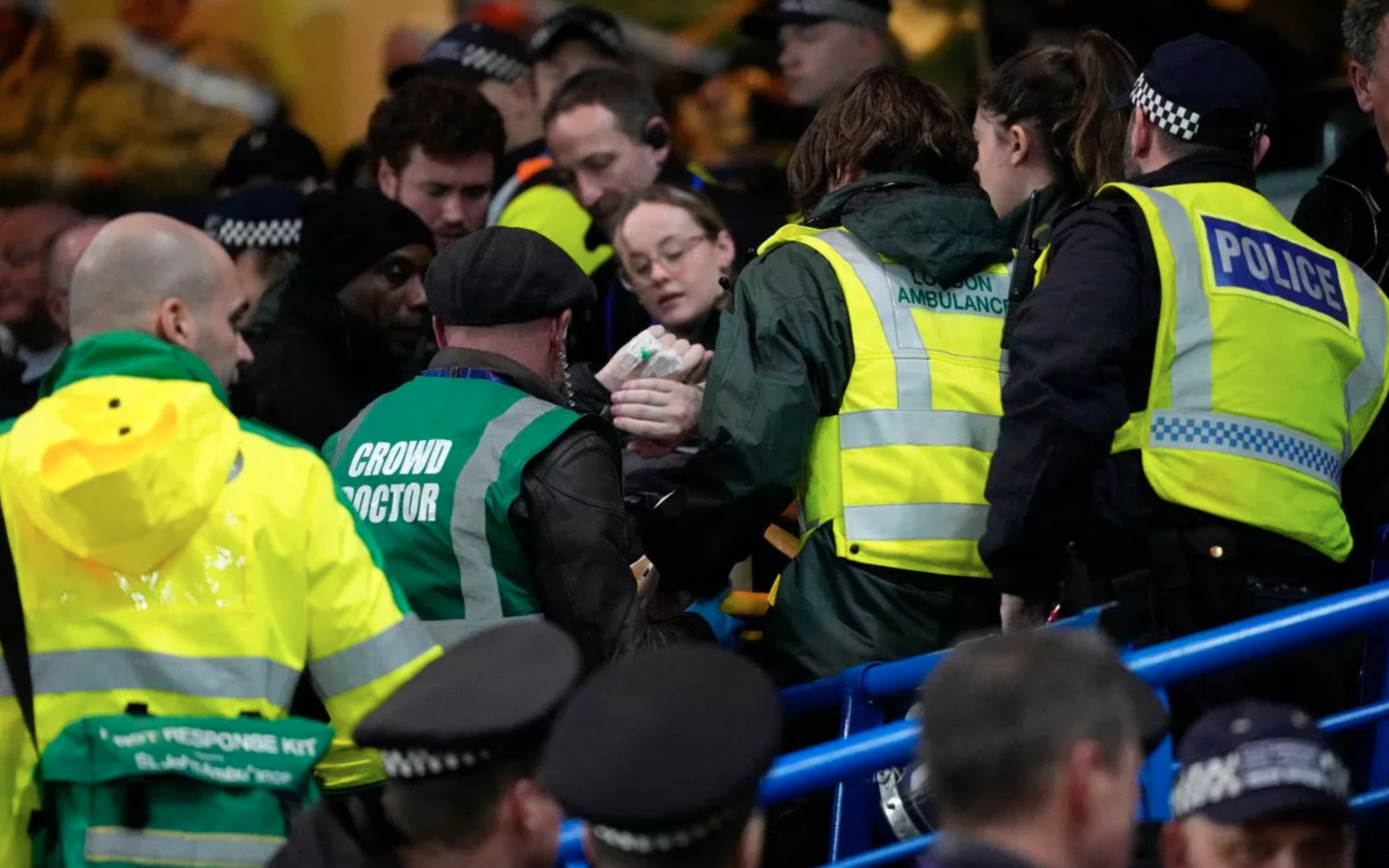 Tin tức thể thao sáng 28-3: Ông Rubiales đối diện án tù sau vụ ép hôn ở World Cup- Ảnh 2. Cổ động viên Leeds rớt khán đài Stamford Bridge của Chelsea