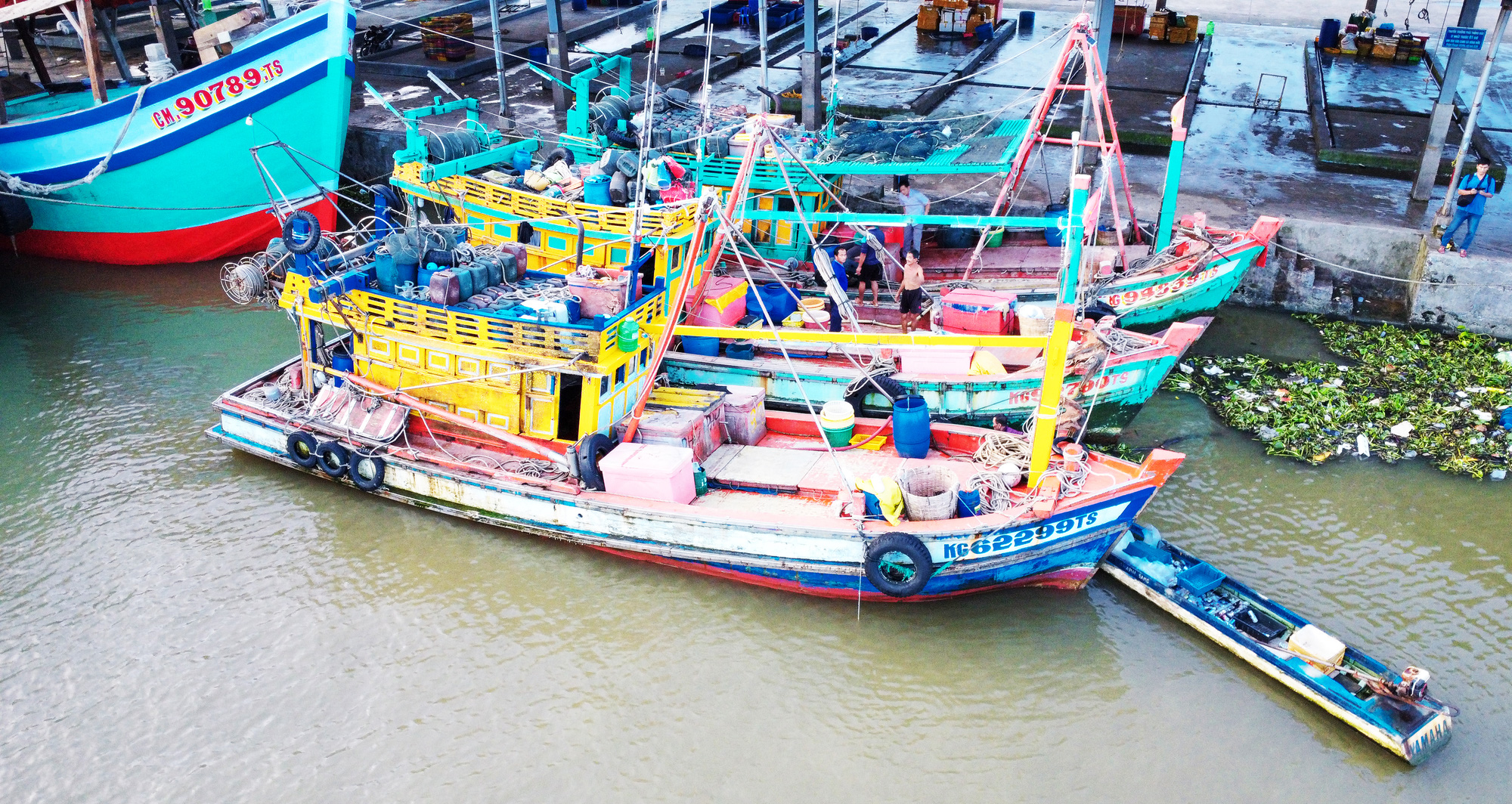 Tàu vận tải va chạm tàu cá, 9 ngư dân rơi xuống biển, 1 người còn mất tích- Ảnh 2. Khởi tố vụ án tấn công tàu cá bằng bom xăng, súng đạn chì