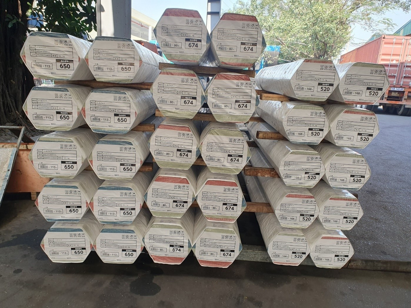 ព័ត៌មានពេលព្រឹក 1-3៖ យន្តហោះ COMAC របស់ចិន ទៅសម្តែងនៅ Tan Son Nhat - រូបថត ២. Ống thép được đóng gói xuất khẩu sang thị trường Nhật Bản - Ảnh: A.NGHI