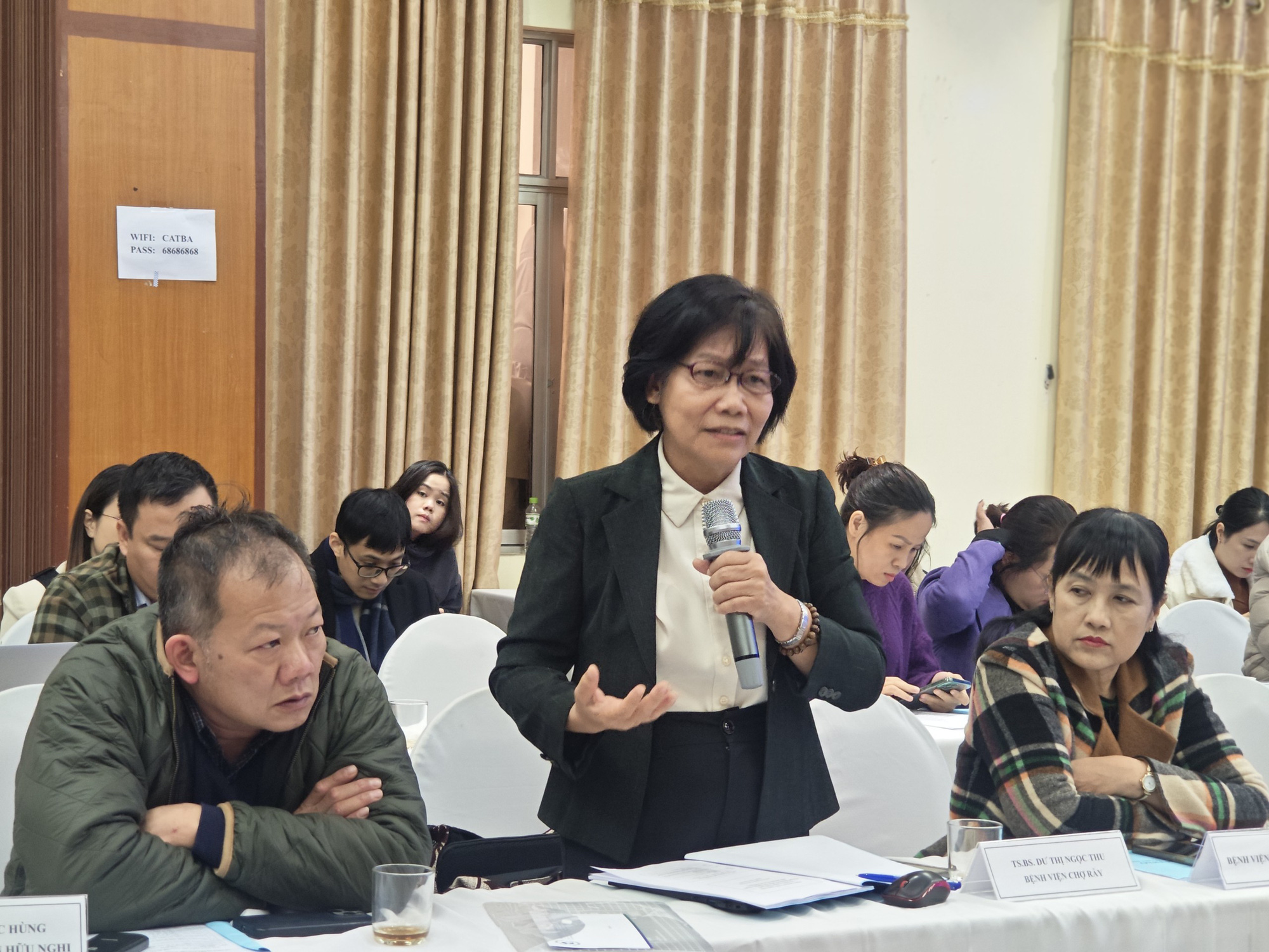 Bác sĩ Dư Thị Ngọc Thu, Bệnh viện Chợ Rẫy, chia sẻ tại hội thảo - Ảnh: DƯƠNG LIỄU