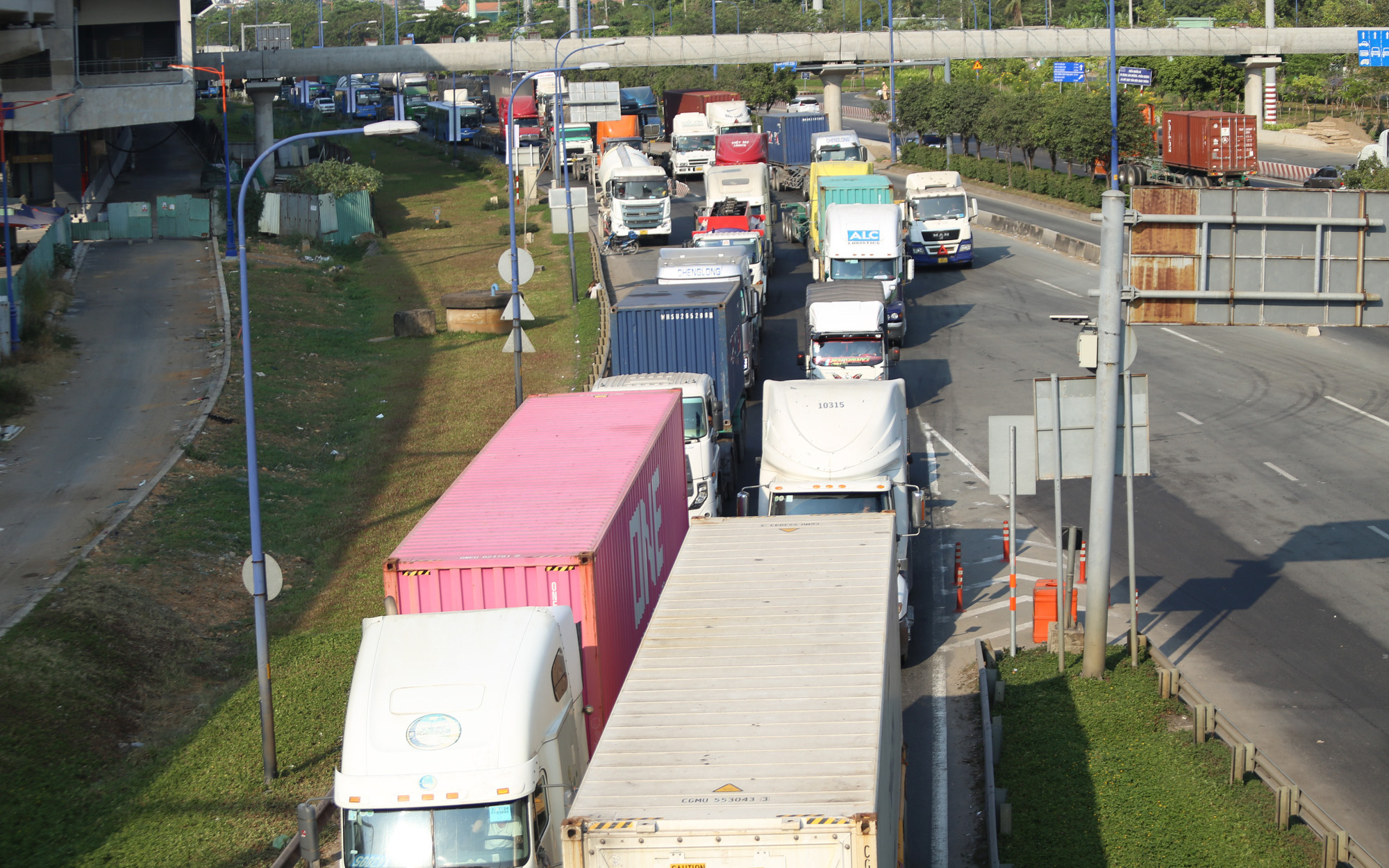 Đường Võ Nguyên Giáp, Võ Chí Công lại kẹt cứng, xe container 