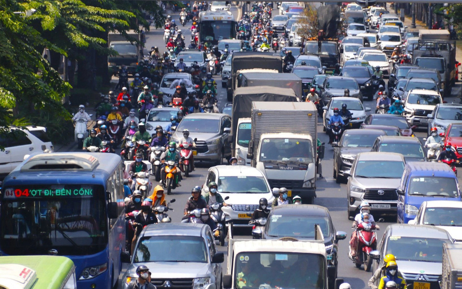 Kẹt xe từ nội đô tới cao tốc, các cơ quan chức năng đã làm gì?- Ảnh 5. Đông nghẹt xe muốn rời TP.HCM, từ trưa tới chiều chưa tới nổi phà Cát Lái