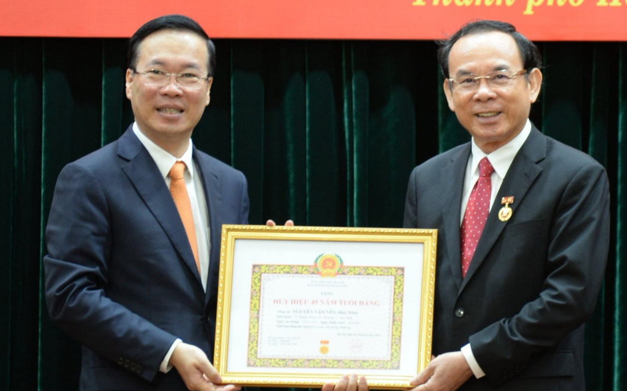 Chủ tịch nước: Phải có chế độ, chính sách đặc biệt cho lực lượng cảnh vệ- Ảnh 4. Chủ tịch nước trao huy hiệu 45 năm tuổi Đảng cho Bí thư Thành ủy Nguyễn Văn Nên