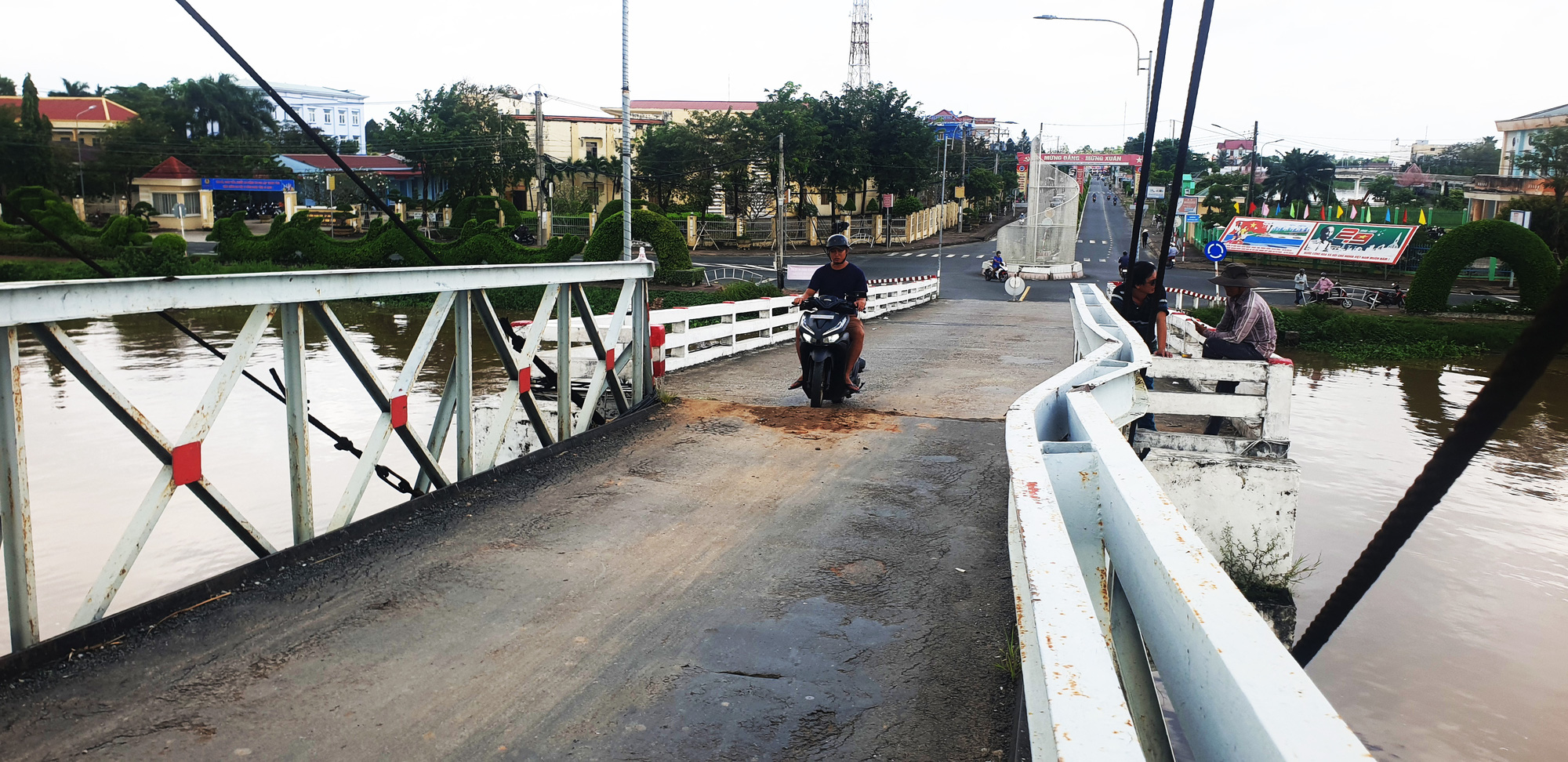 Khởi tố tài xế gây tai nạn, kéo nạn nhân bỏ bên kia đường rồi bỏ trốn- Ảnh 3. Khởi tố tài xế cho xe tải 31 tấn chạy qua cầu treo 3,5 tấn làm cầu biến dạng