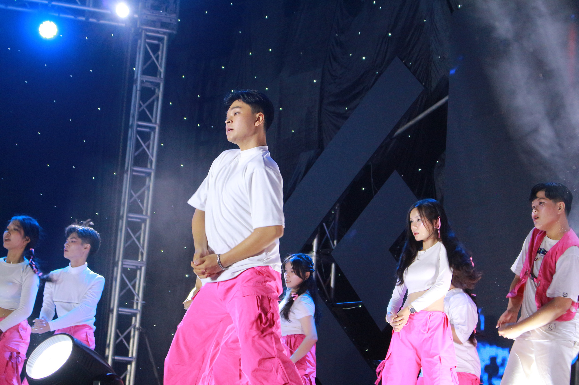 Teen THPT Trần Hưng Đạo choáng ngợp với dàn nghệ sĩ siêu hot- Ảnh 9.