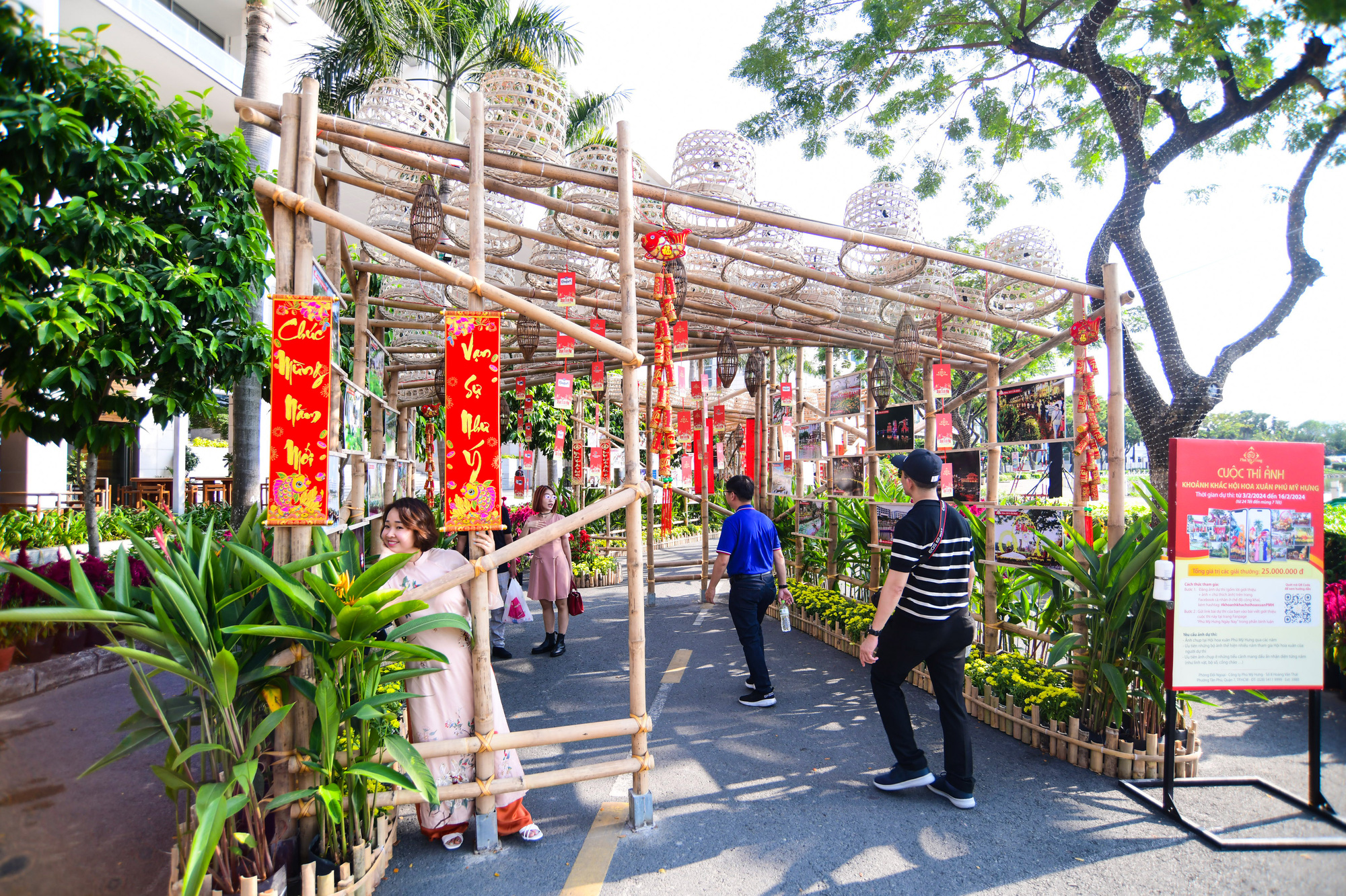 Đường hoa Phú Mỹ Hưng, TP.HCM khai mạc, hàng trăm du khách đã 'lên đồ' đi dạo- Ảnh 7.