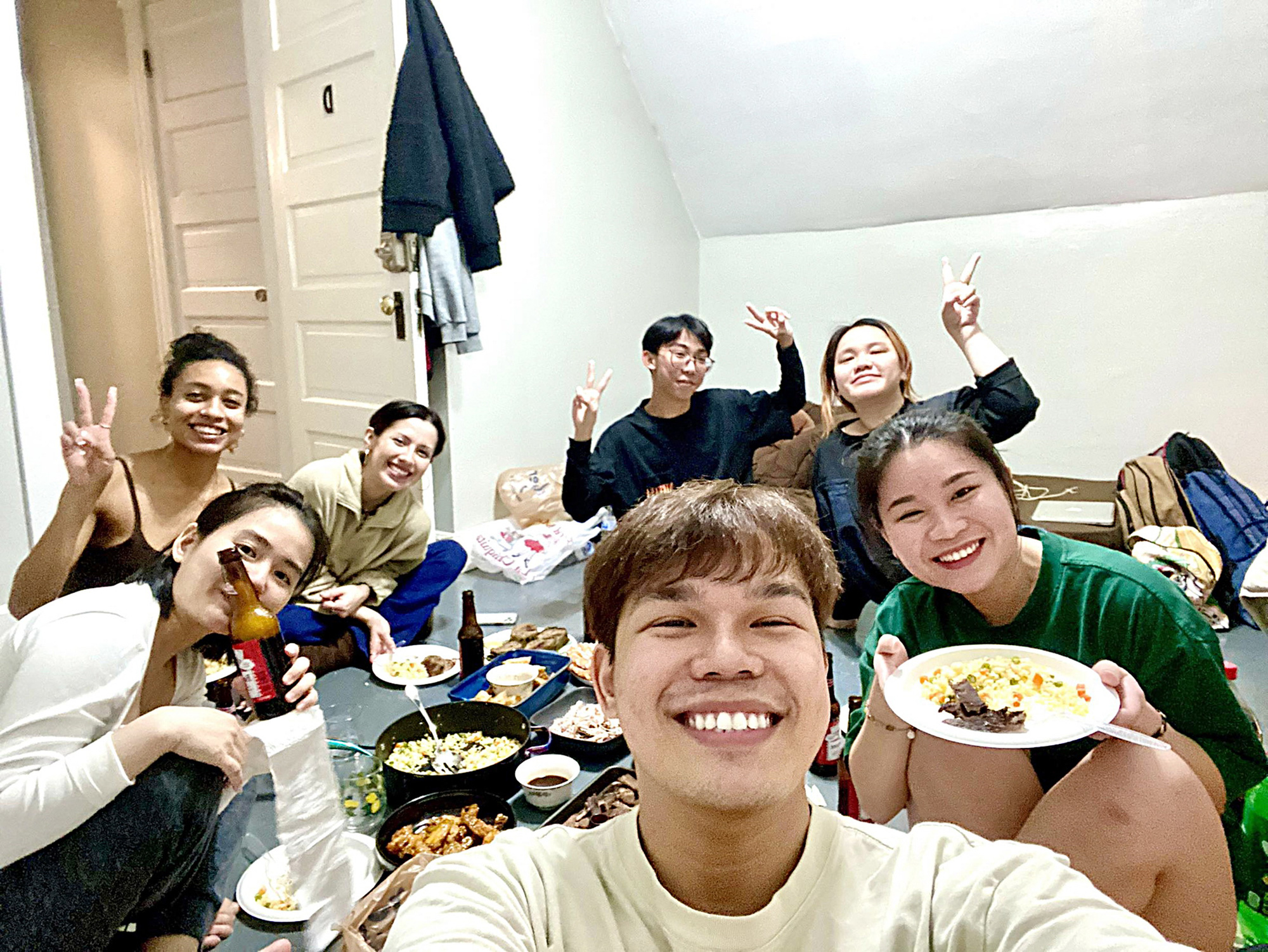 Tết ấm của du học sinh nơi xứ lạnh- Ảnh 1. Buổi tiệc năm mới được Phước Lợi (giữa) chia sẻ cùng bạn bè Mỹ - Ảnh: NVCC