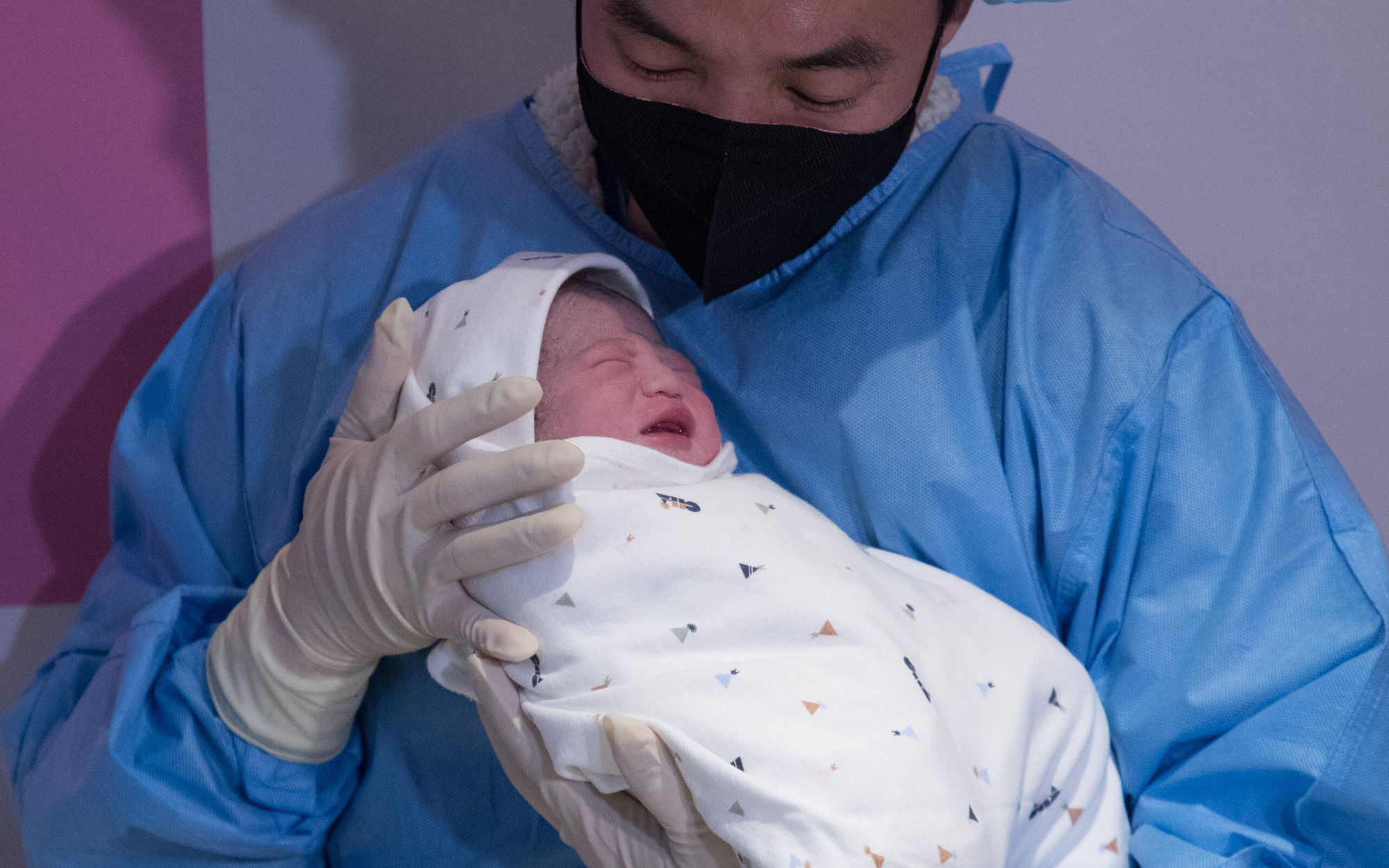 Năm Thìn nhớ động viên nhau sinh 'rồng con', đặc biệt là các bố mẹ vùng... Đông Nam Bộ - Ảnh 2. Trung Quốc, Hàn Quốc kỳ vọng dân đua nhau đẻ 'rồng con'