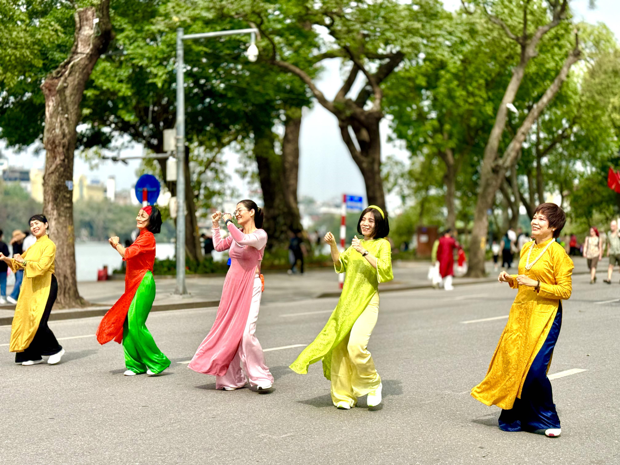 Áo dài rực rỡ xuống phố khoe sắc cùng mùa xuân