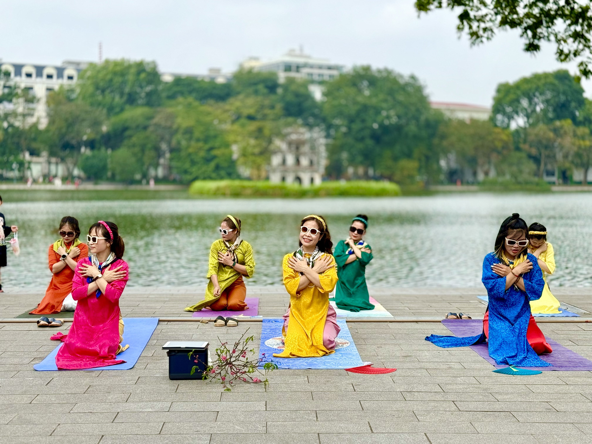 Hồ Gươm, Lăng Bác, Khu di tích Hoàng thành Thăng Long, Cột cờ Hà Nội, Hồ Tây... là những điểm thu hút người dân ghé đến chụp ảnh nhiều nhất