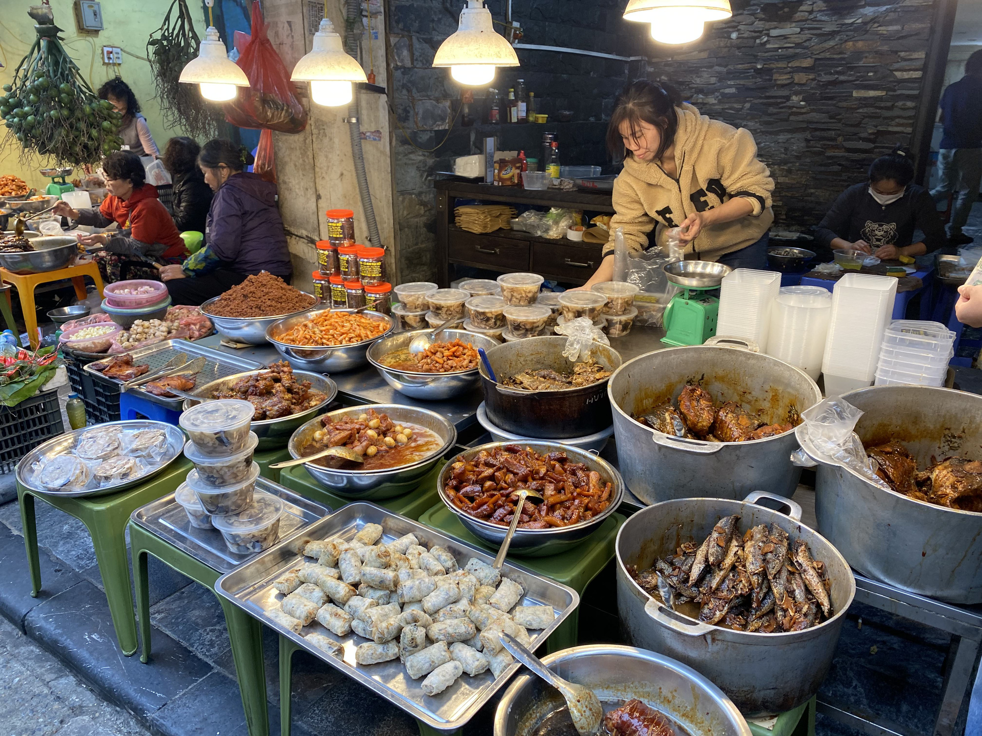 Một cửa hàng bán rất nhiều món ăn đậm đà vị Bắc ở chợ Hàng Bè