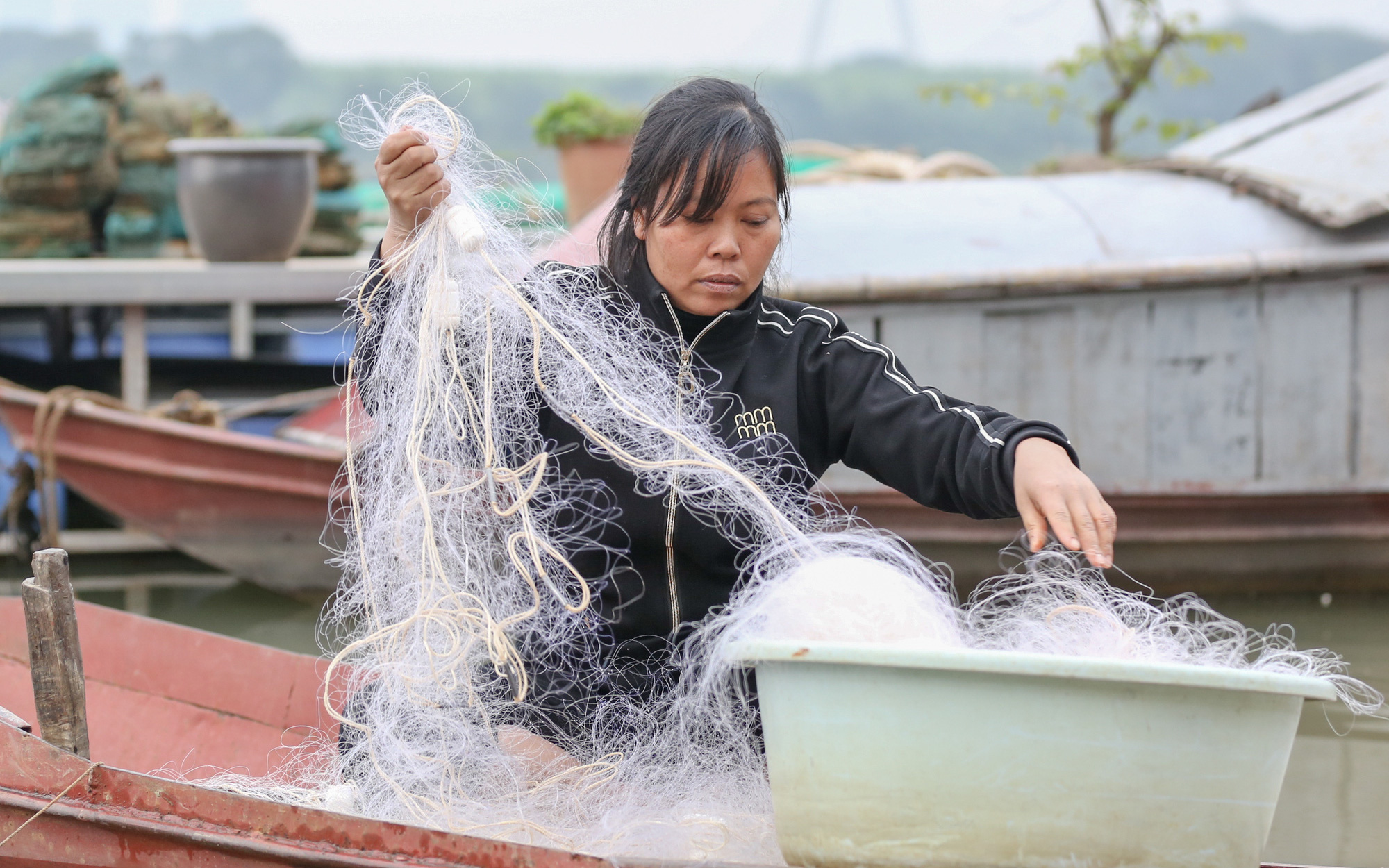 Mộng lên bờ của phận vạn đò trên đầm phá Tam Giang- Ảnh 7. Mong ước ngày Tết của những ngư phủ chông chênh giữa sông Hồng
