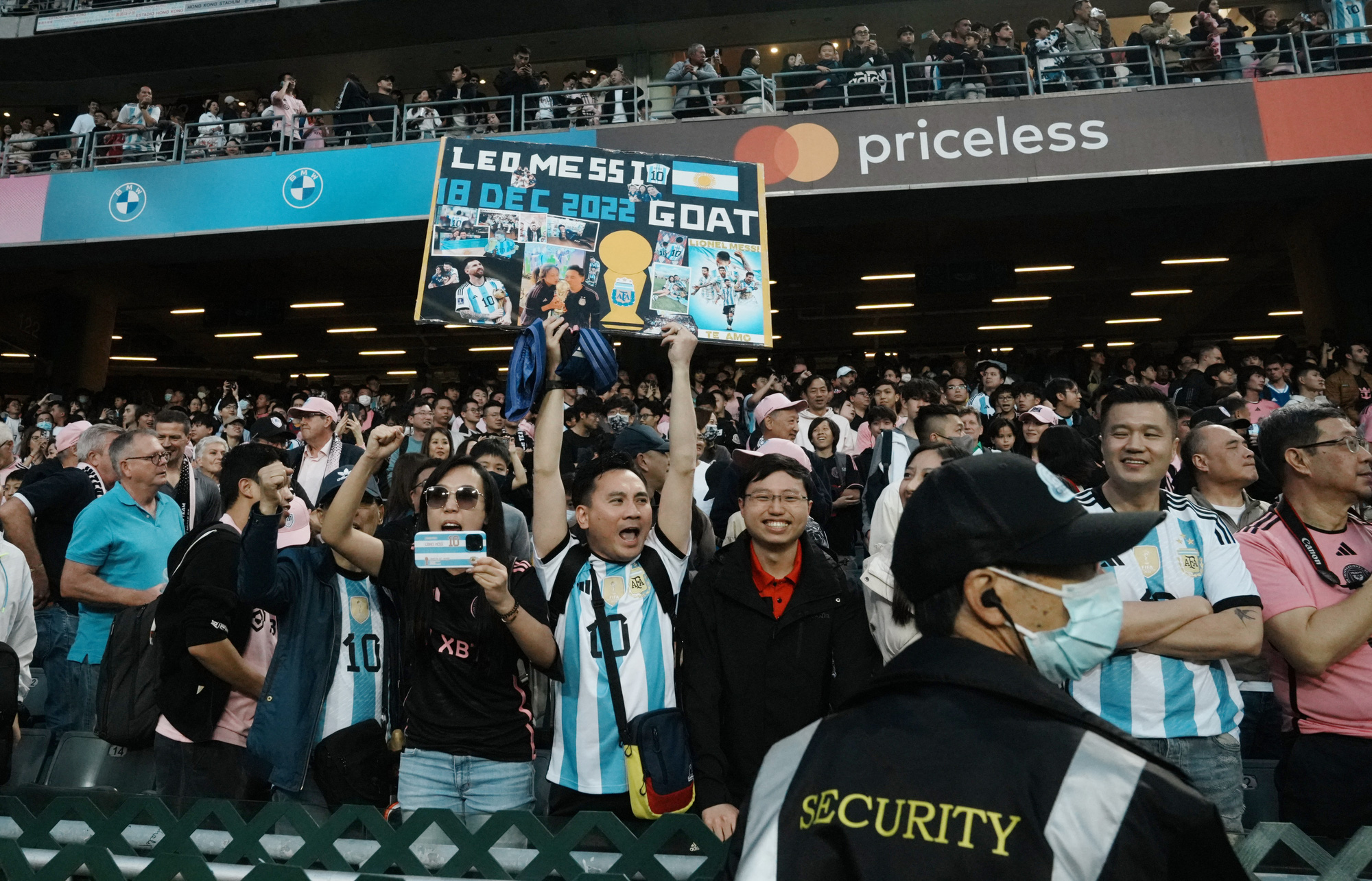 許多香港球迷已經等待他們的偶像梅西好幾個星期了，但結果讓他們感到憤怒 - 照片：REUTERS