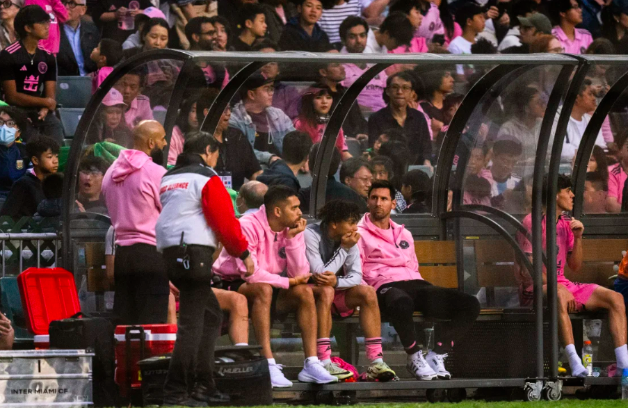 梅西（坐者，左五）因傷無法參加邁阿密國際隊與香港隊之間的友誼賽 – 圖片：CNN