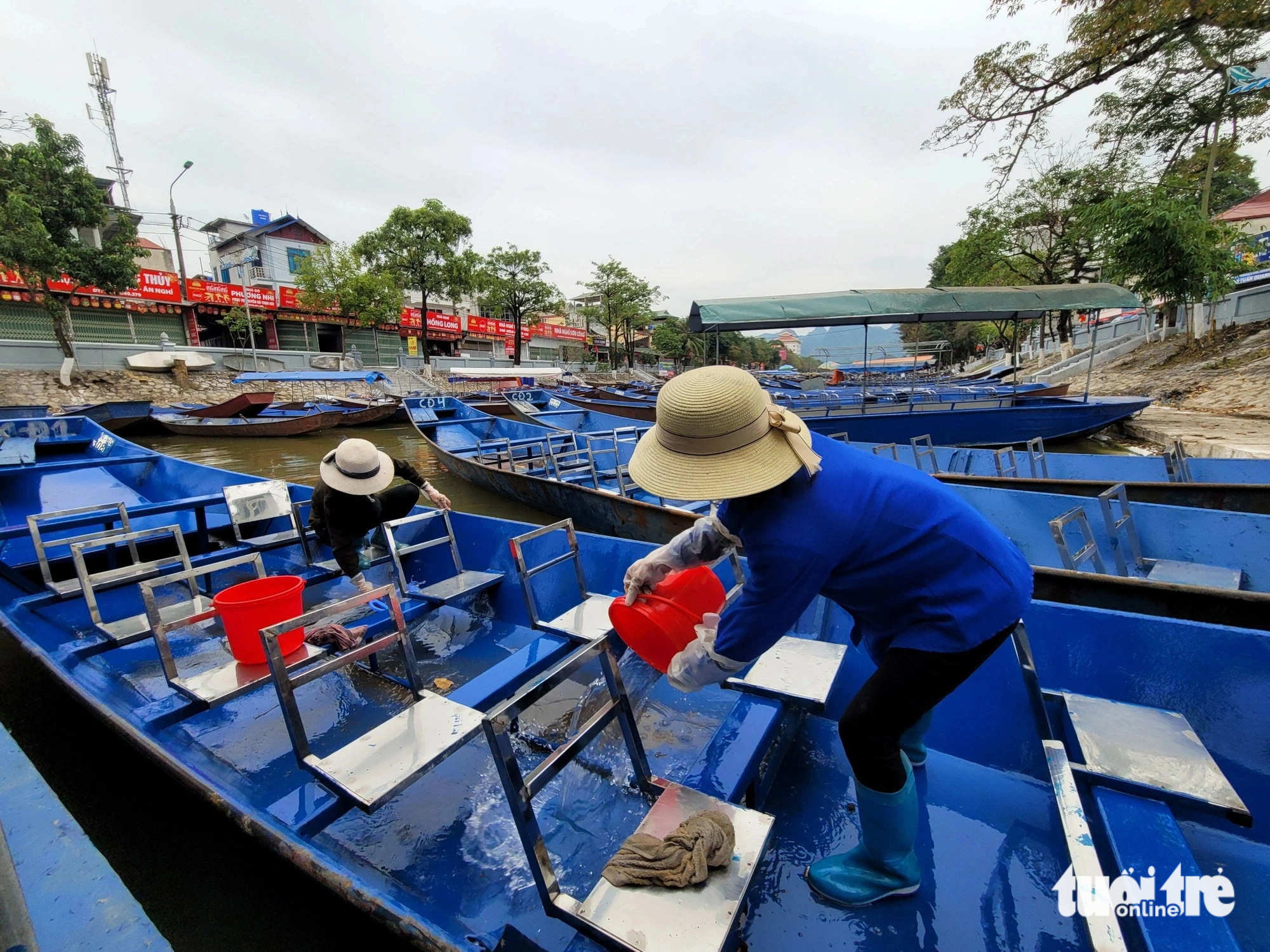 Đò đưa khách vào chùa Hương năm nay đều là đò vào Hợp tác xã du lịch Chùa Hương - Ảnh: T.ĐIỂU