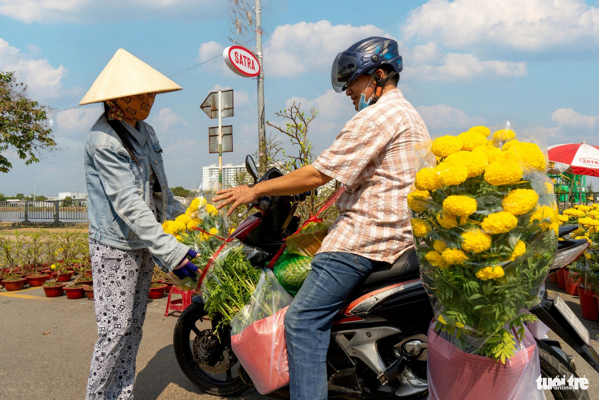 Với giá bán tốt, các giao dịch ở chợ diễn ra khá nhanh, hoa từ các tỉnh miền Tây được nhiều người quan tâm - Ảnh: M.S.