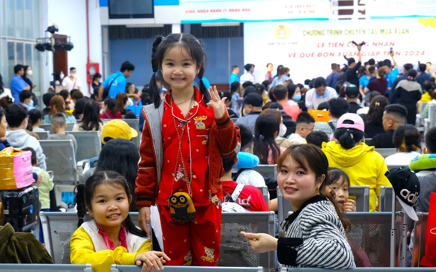 Đoàn thanh niên đồng hành với gần 5.000 người Hàng chục ngàn lao động về quê ăn Tết trên những chuyến tàu, chuyến xe mùa xuân