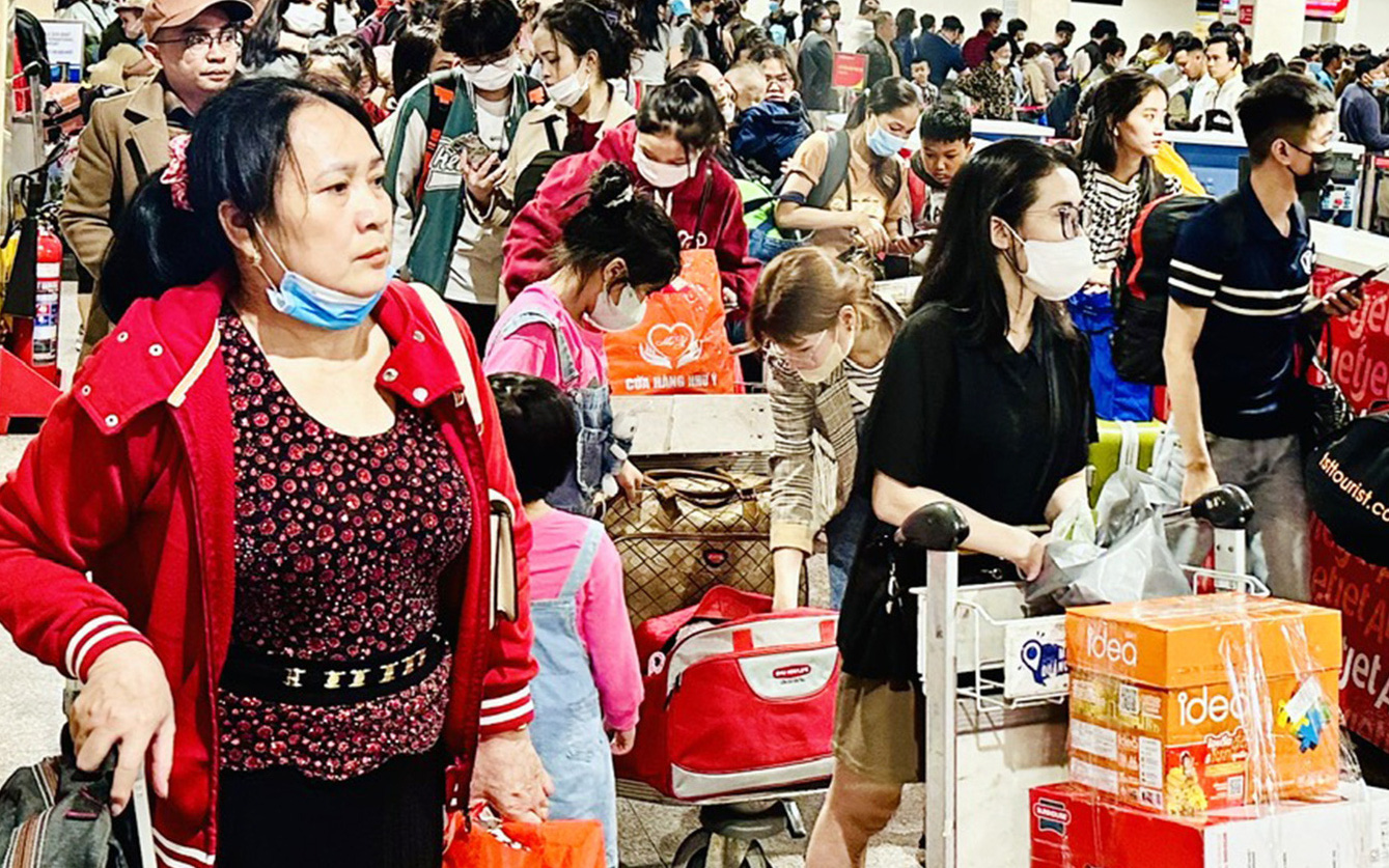Nhờ đâu Tân Sơn Nhất bỗng thông thoáng, chuyến bay delay giảm?- Ảnh 8. Bay Tết: Dưới đất đã ổn, chỉ lo ông Trời
