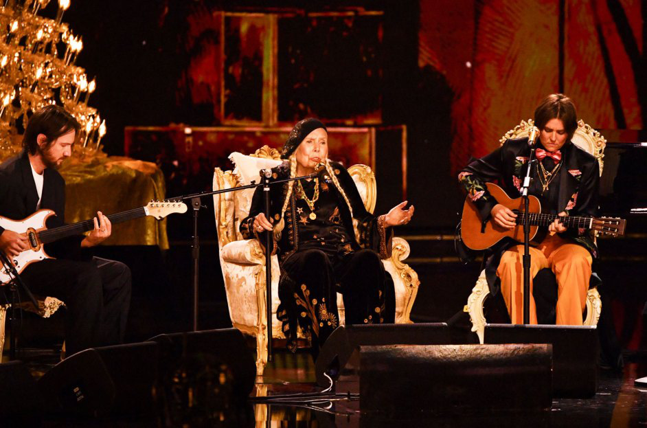 Veteran artist Joni Mitcell performs on the Grammy stage - Photo: Getty Images