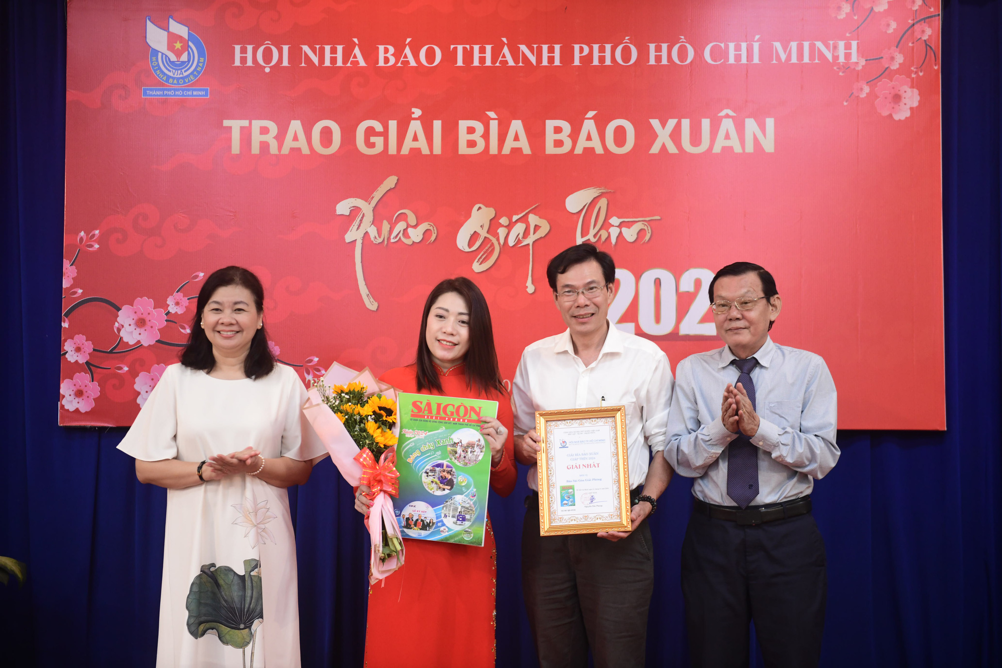 Báo chí TP.HCM trao giải Bìa báo xuân- Ảnh 1. Đại diện báo Sài Gòn Giải Phóng nhận giải nhất bìa báo xuân - Ảnh: QUANG ĐỊNH